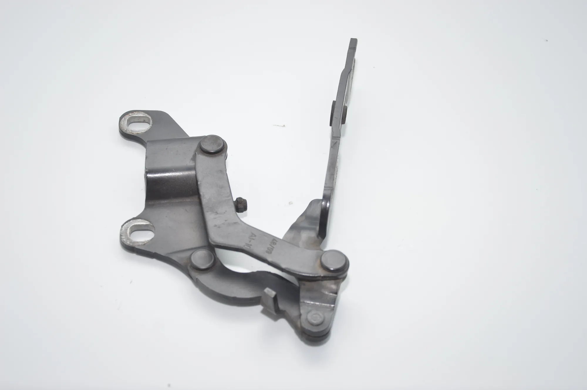 Front Right Bonnet Hinge – OEM 7060560 · BMW 1 (E87) 120 d 2010 – 3