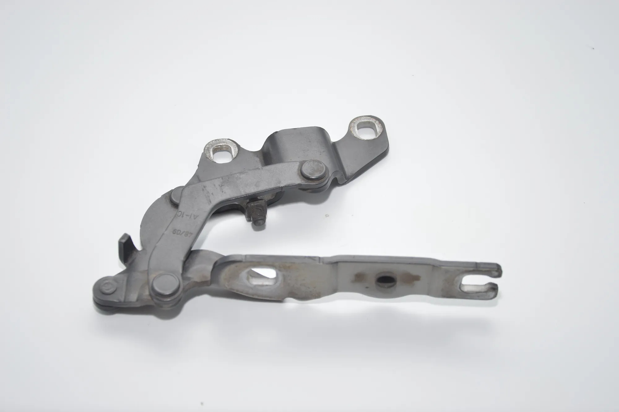Front Right Bonnet Hinge – OEM 7060560 · BMW 1 (E87) 120 d 2010 – 2