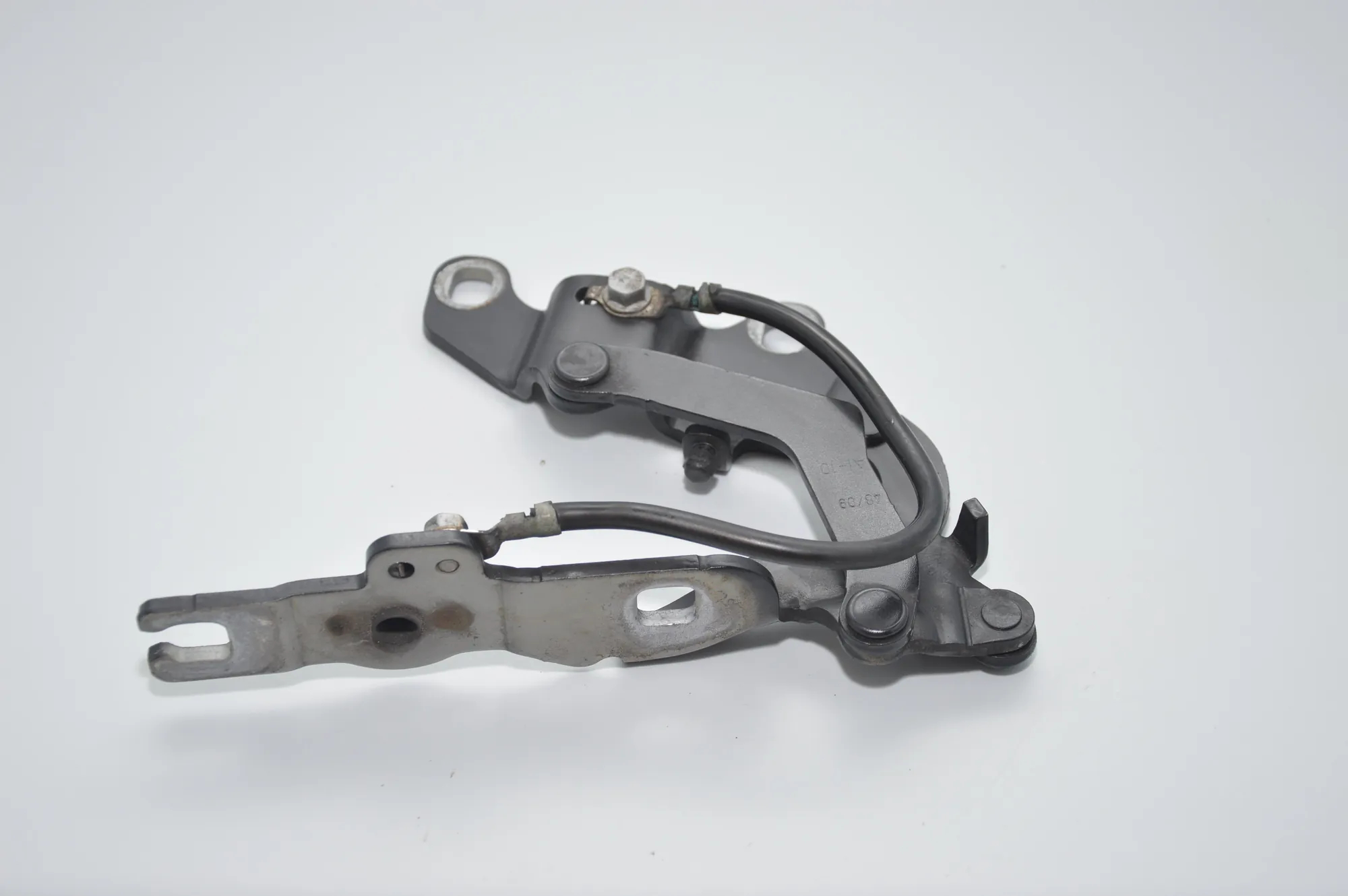 Front Left Bonnet Hinge – OEM 7060559 · BMW 1 (E87) 120 d 2010 – 3
