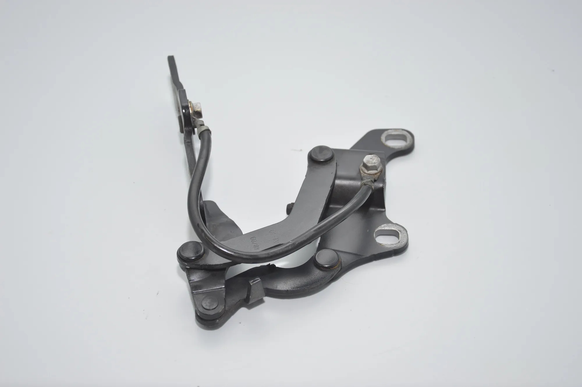 Front Left Bonnet Hinge – OEM 7060559 · BMW 1 (E87) 120 d 2010 – 2