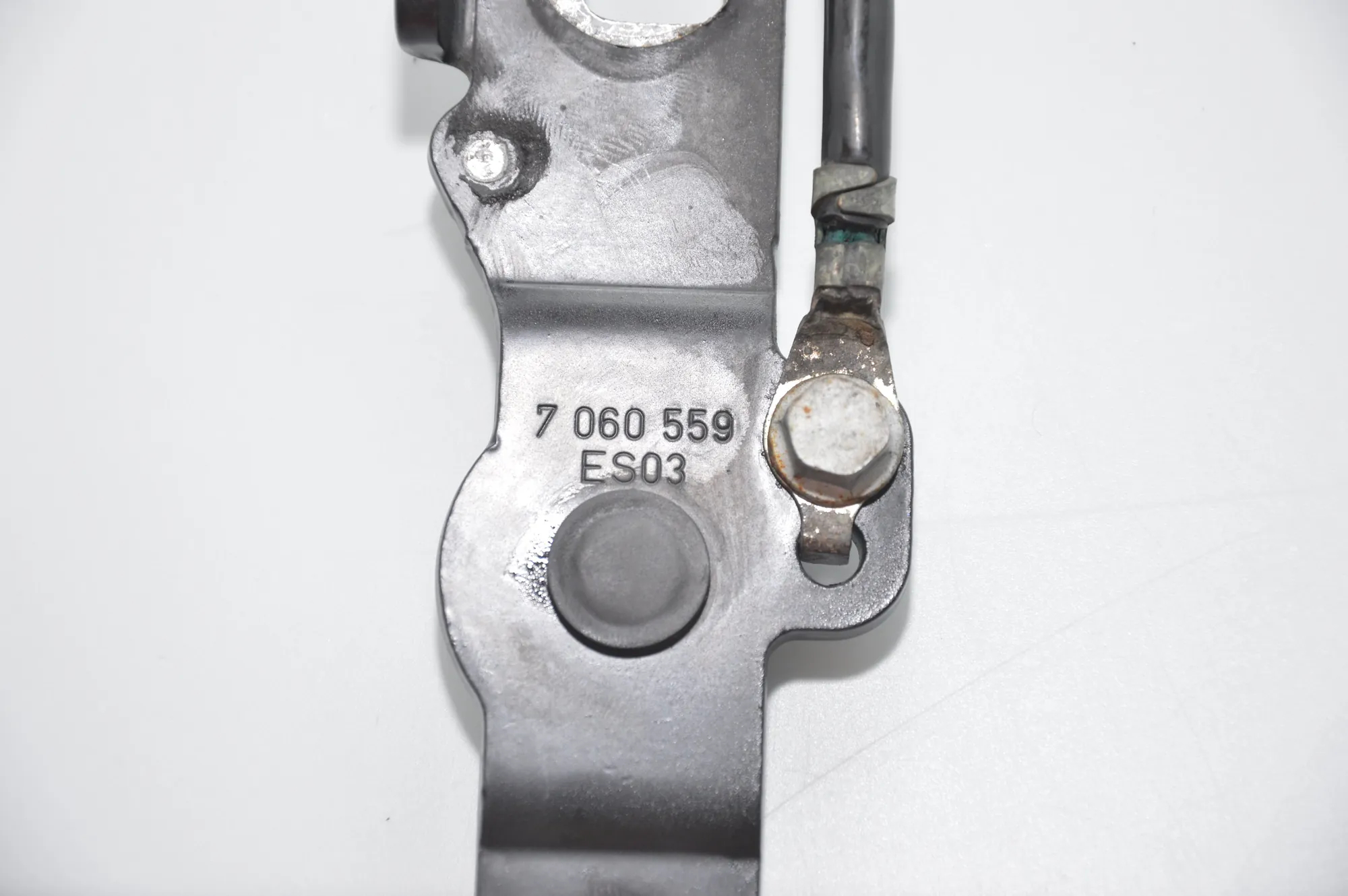 Front Left Bonnet Hinge – OEM 7060559 · BMW 1 (E87) 120 d 2010 – 5