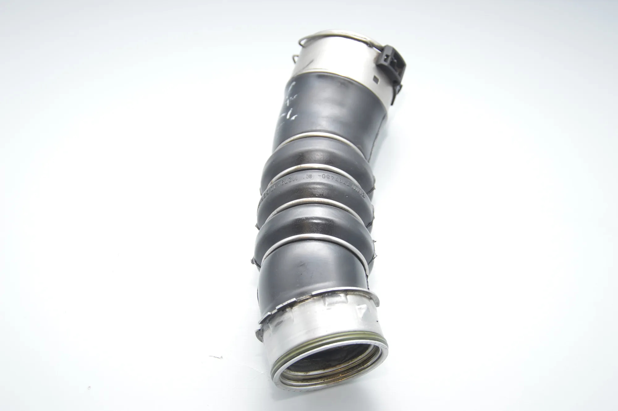 Right Side Intercooler Hose – OEM 7797480 · BMW 1 (E81) 118 d 2008 – 2