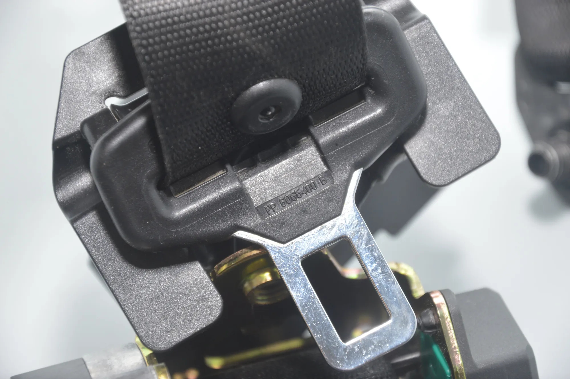 Front Right Seatbelt – OEM 6065400 · BMW 7 (E65, E66, E67) 745 i, Li 2003 – 6