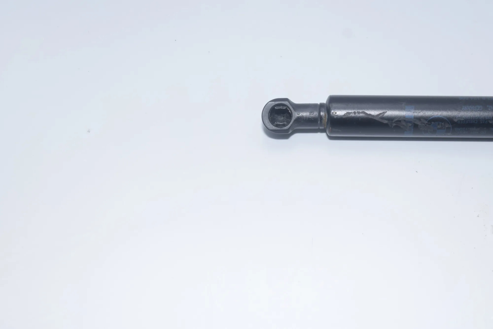 Front Left Bonnet Strut – OEM 8174866 · BMW 5 Touring (E39) 530 i 2002 – 4
