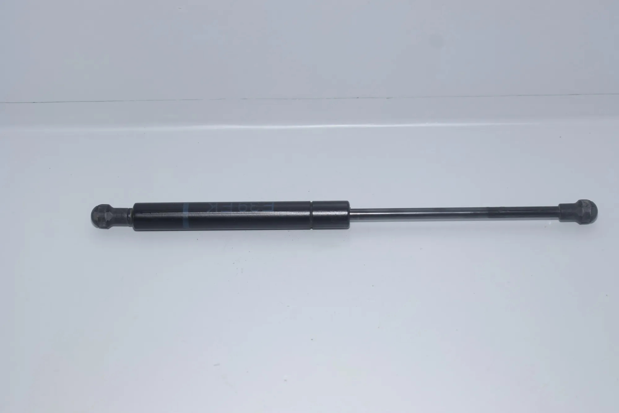 Front Left Bonnet Strut – OEM 8174866 · BMW 5 Touring (E39) 530 i 2002 – 5
