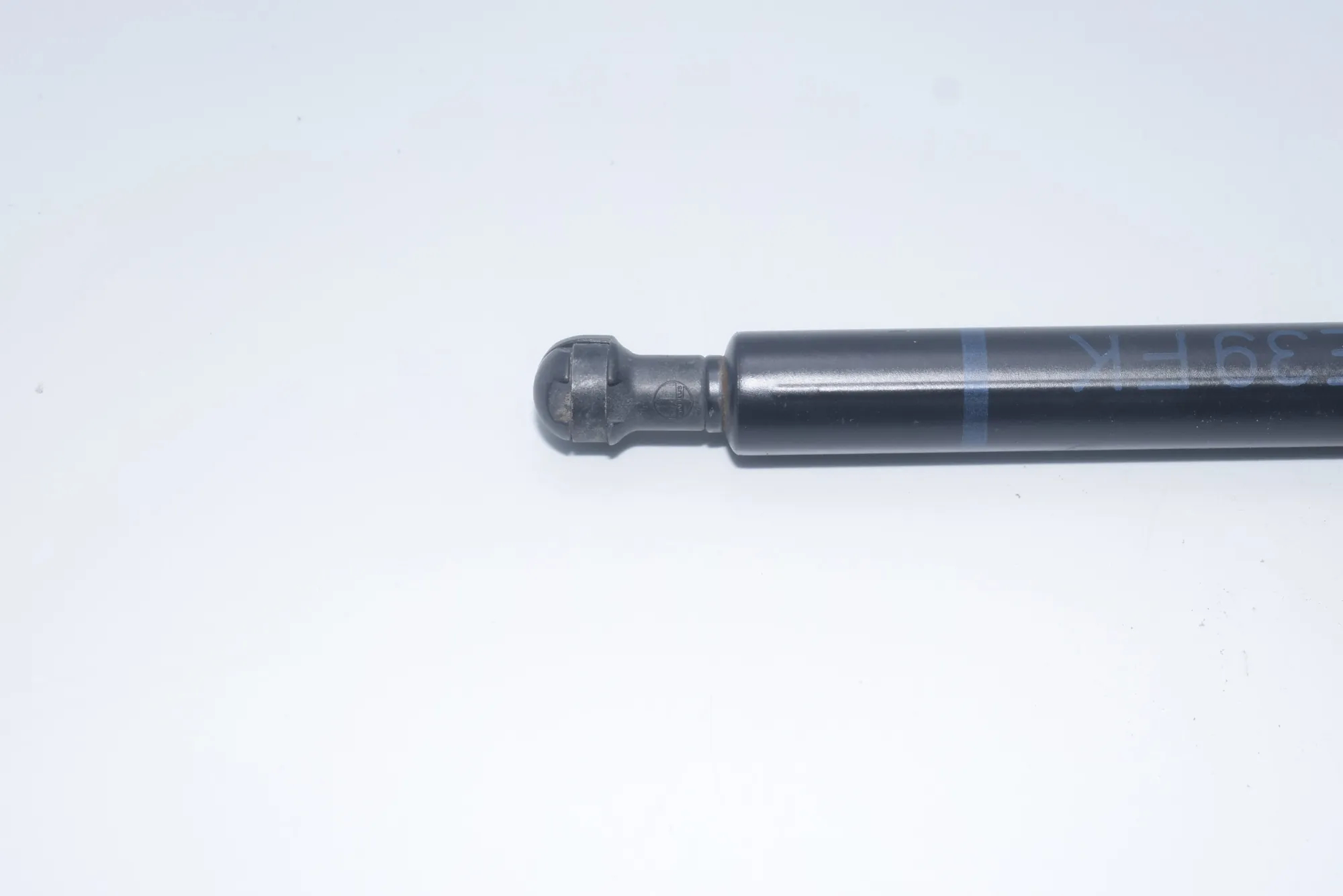 Front Left Bonnet Strut – OEM 8174866 · BMW 5 Touring (E39) 530 i 2002 – 6
