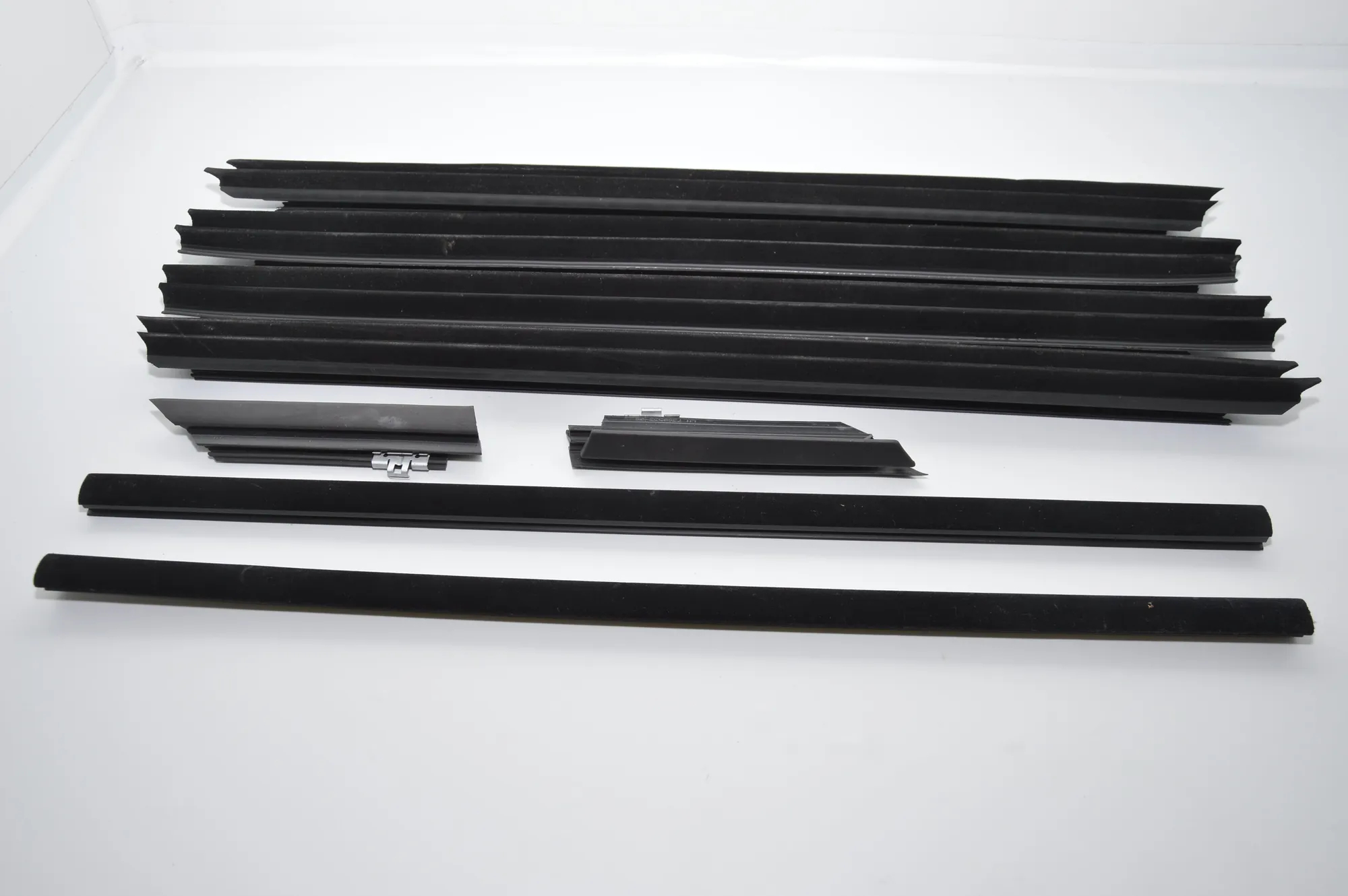 Front Left Door Window Strip – OEM 7380533 · BMW BMW 7 (G11, G12) 2017