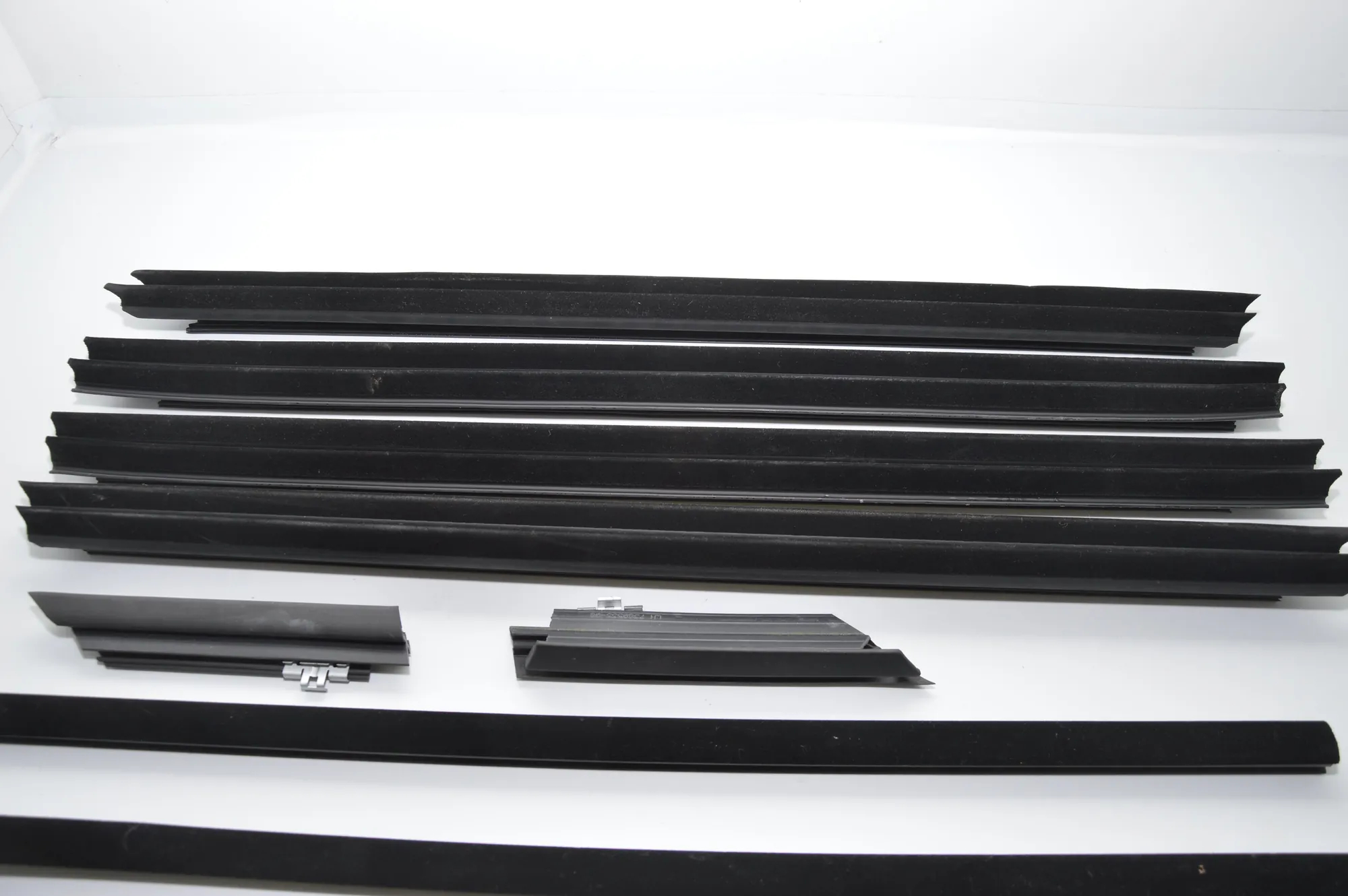 Front Left Door Window Strip – OEM 7380533 · BMW BMW 7 (G11, G12) 2017 – 2