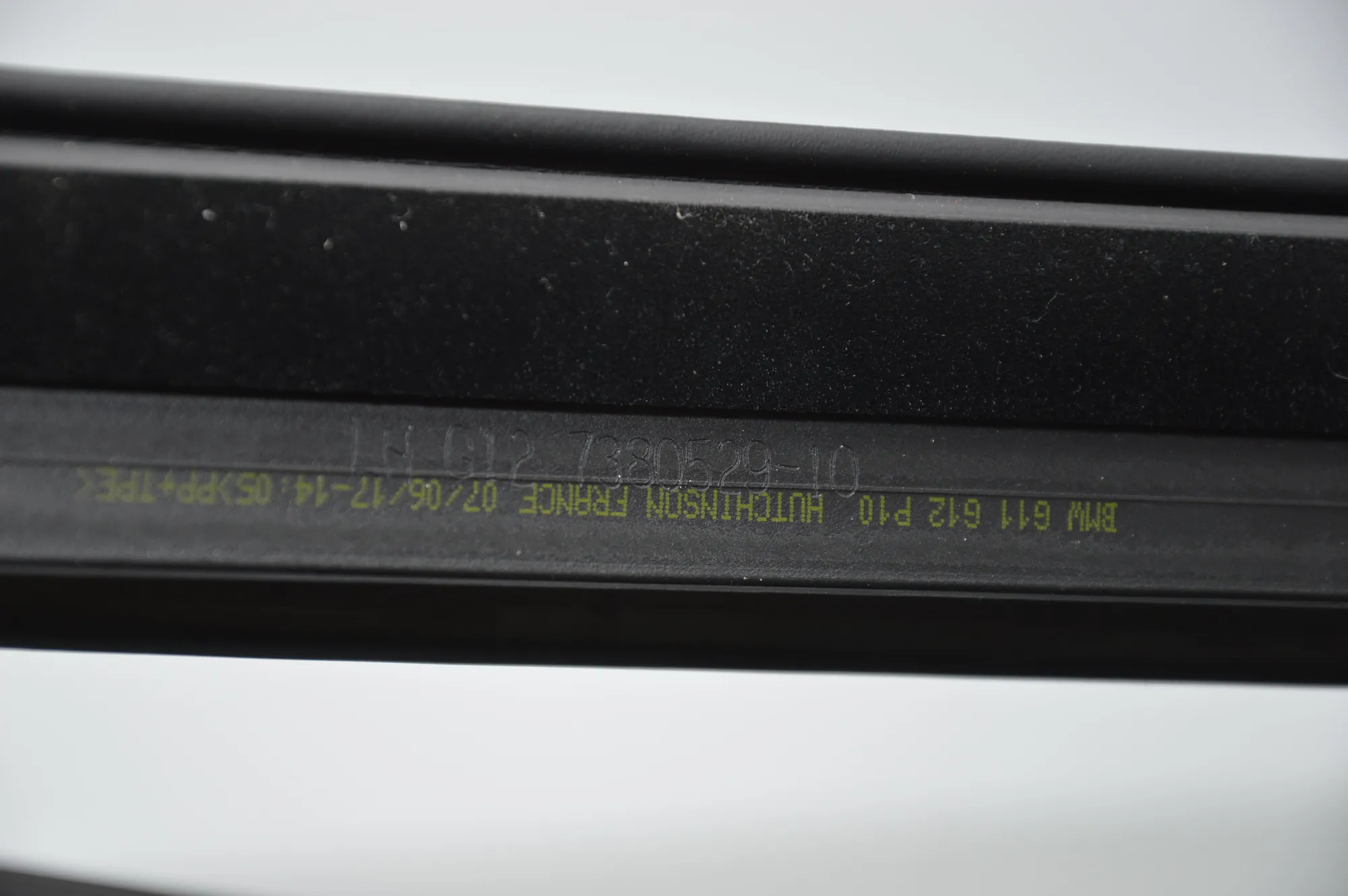 Front Left Door Window Strip – OEM 7380533 · BMW BMW 7 (G11, G12) 2017 – 9