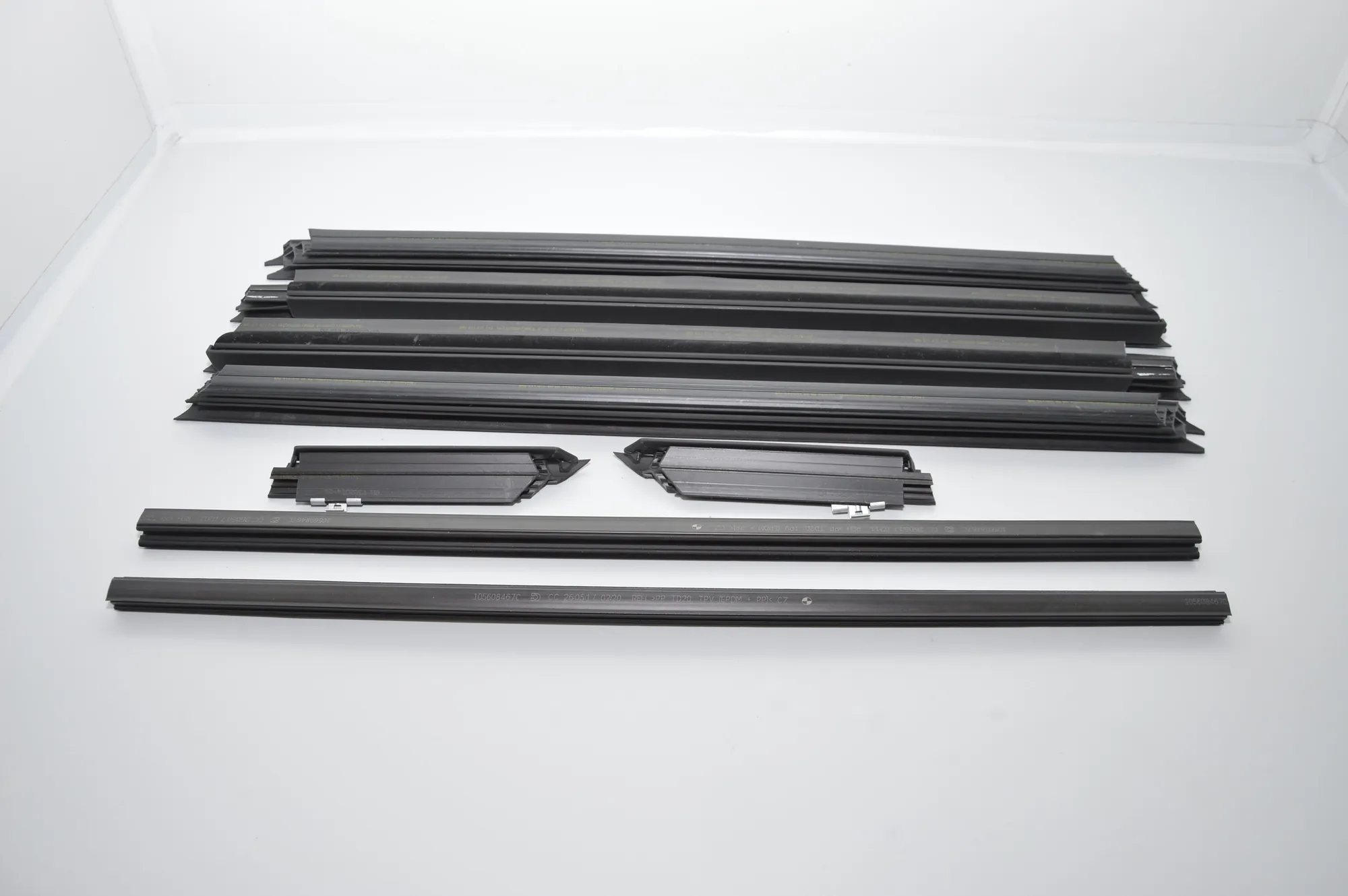 Front Left Door Window Strip – OEM 7380533 · BMW BMW 7 (G11, G12) 2017 – 4