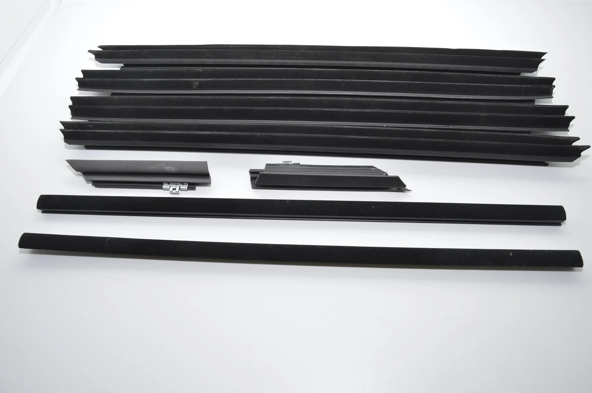 Front Left Door Window Strip – OEM 7380533 · BMW BMW 7 (G11, G12) 2017 – 3