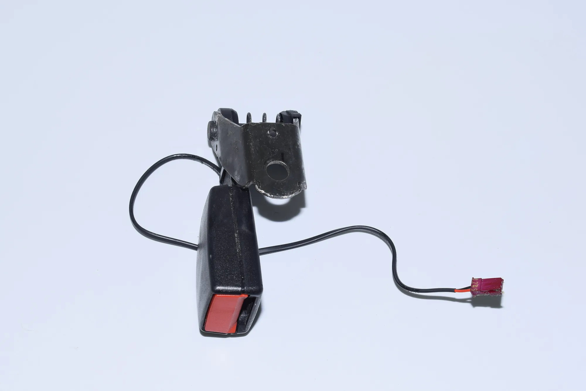 Rear Left Seat Buckle – OEM 7134041 · BMW 7 (E65, E66, E67) 750 i, Li 2005 – 2