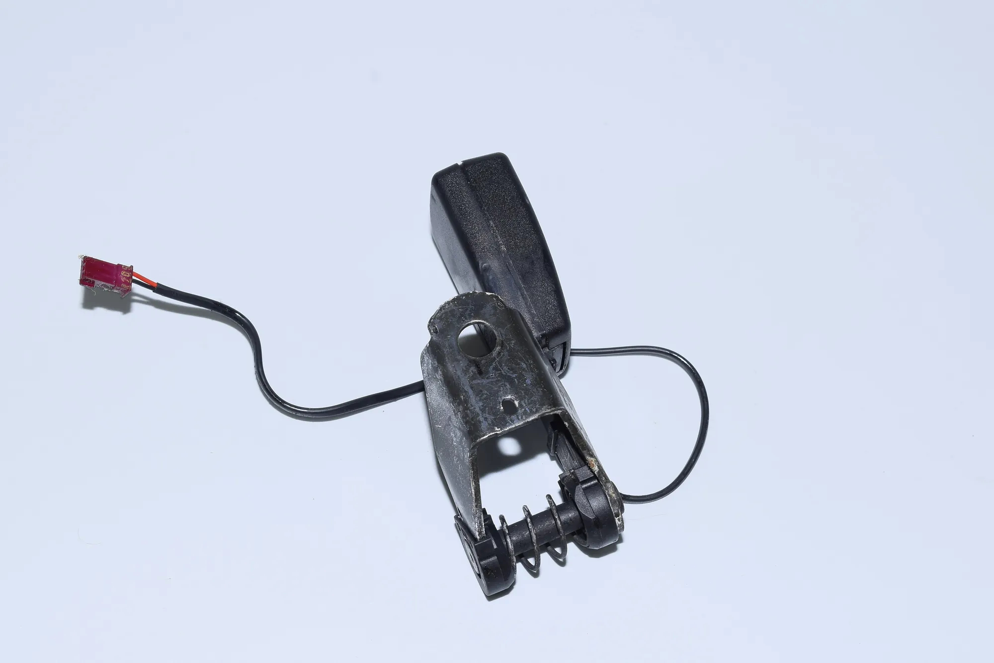Rear Left Seat Buckle – OEM 7134041 · BMW 7 (E65, E66, E67) 750 i, Li 2005 – 4