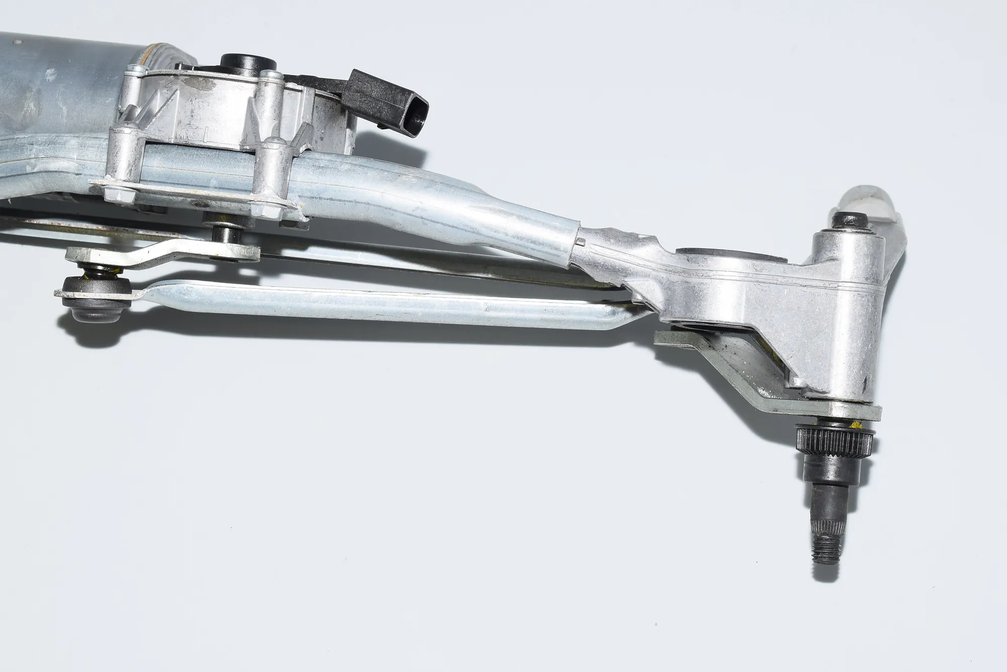 Front Windshield Wiper Mechanism – OEM 6978264 · BMW 3 Cabrio (E93) 330 d 2008 – 4