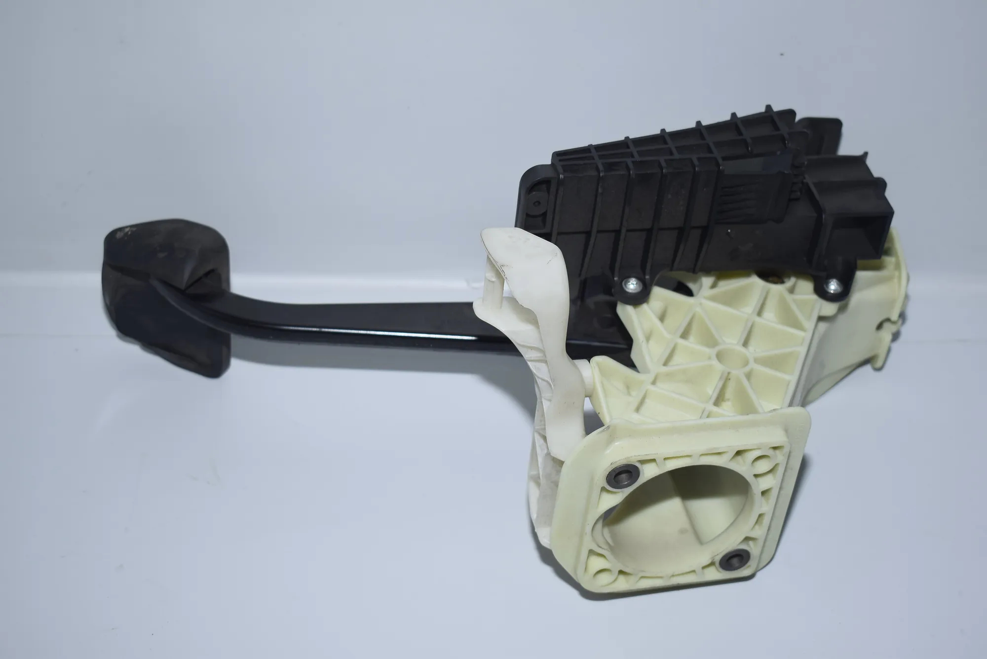 Brake Pedal – OEM 6782666 · BMW 5 (F10) 520 d 2010 – 3
