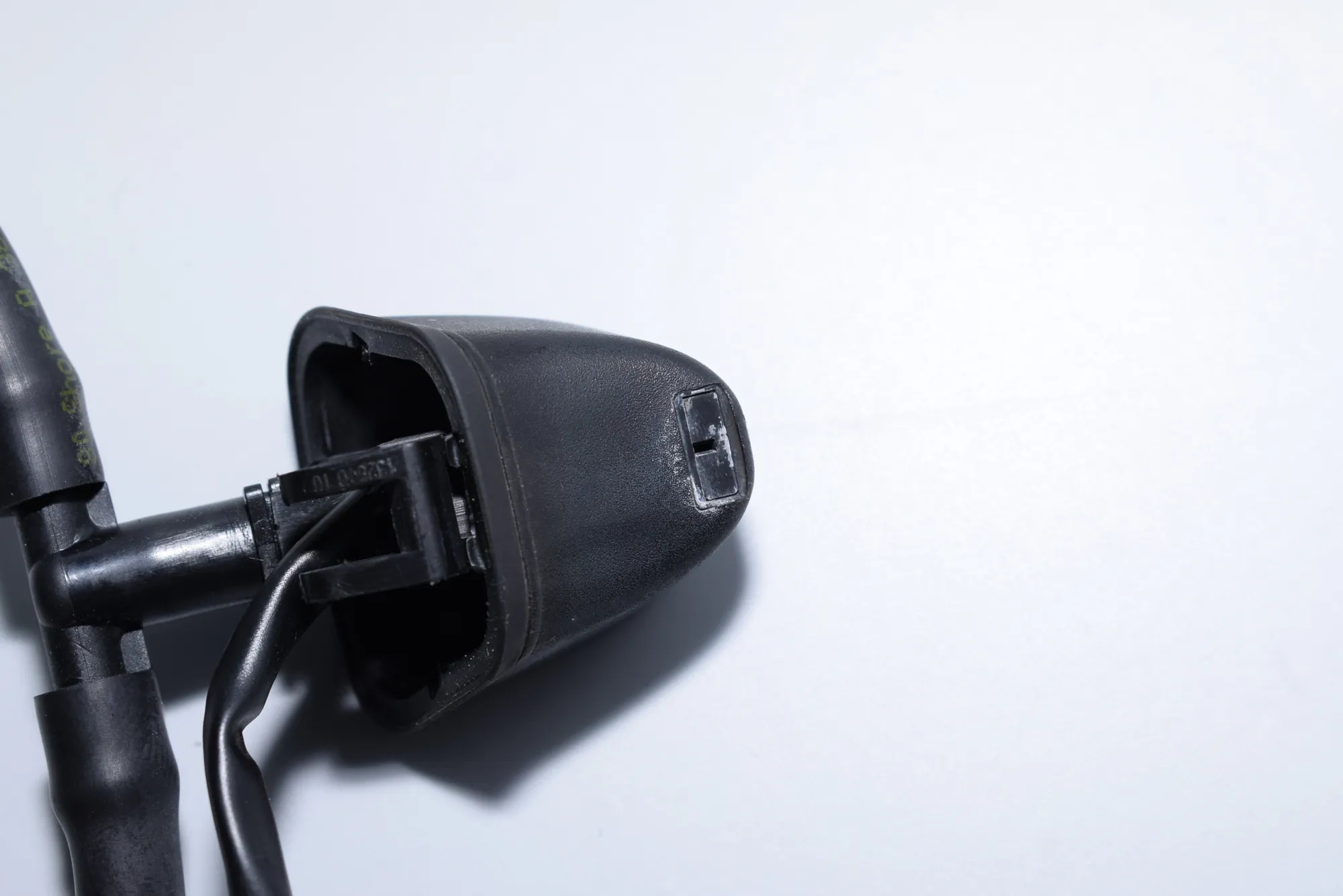 Left Headlight Washer Pump – OEM 7131299 · BMW 3 Coupe (E92) 320 d 2010 – 4