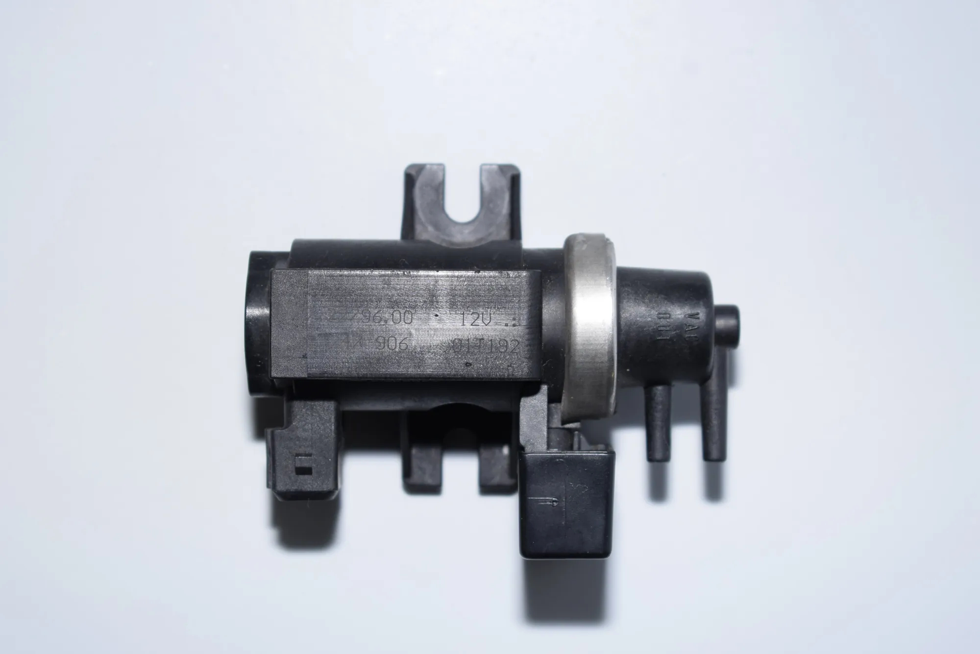 Solenoid Valve – OEM 2247906 · BMW 5 (E39) BMW 5 (E39) 1995