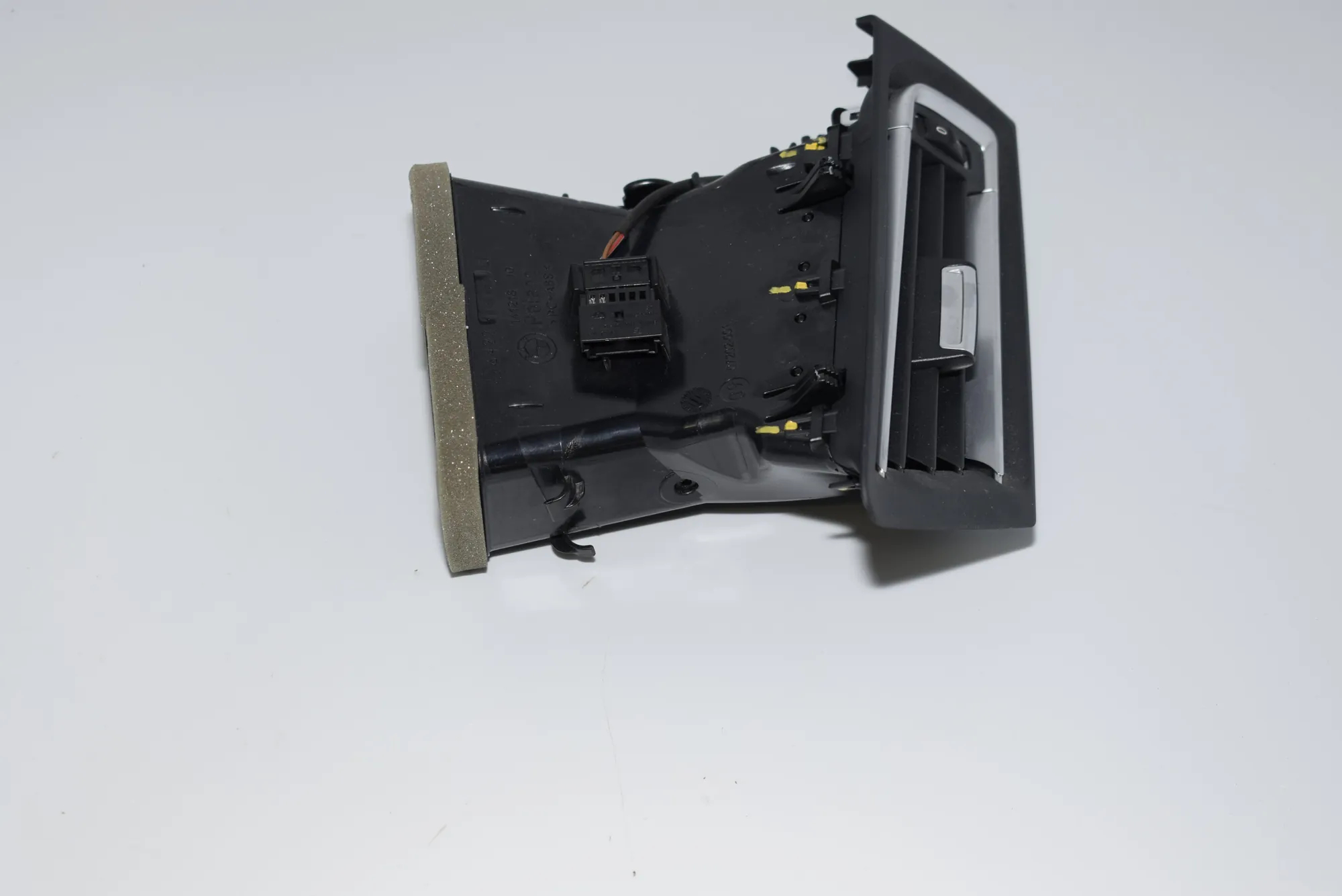 Dashboard Air Vents – OEM 9112150 · BMW 7 (F01, F02) BMW 7 (F01, F02) 2008 – 4