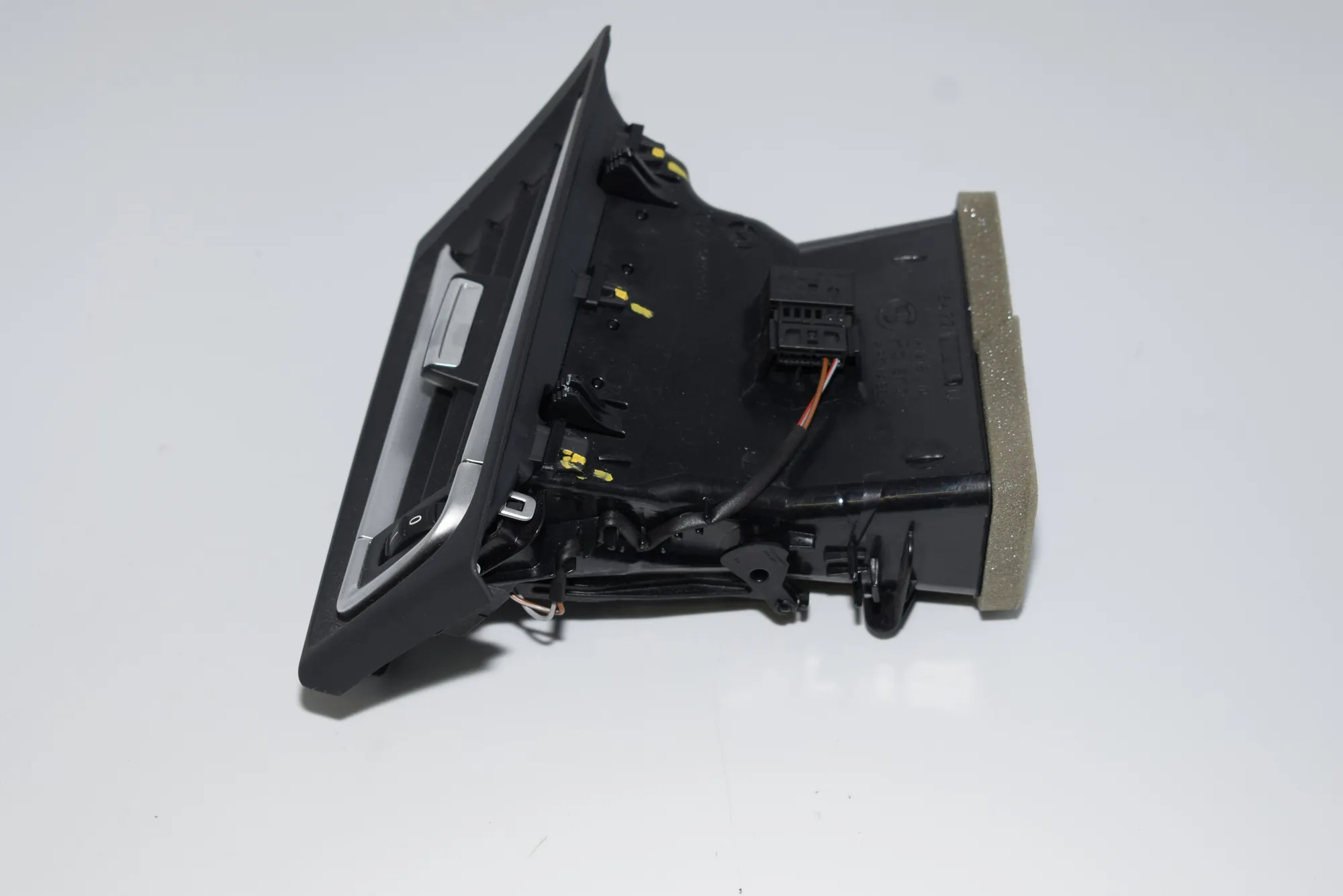 Dashboard Air Vents – OEM 9112150 · BMW 7 (F01, F02) BMW 7 (F01, F02) 2008 – 2
