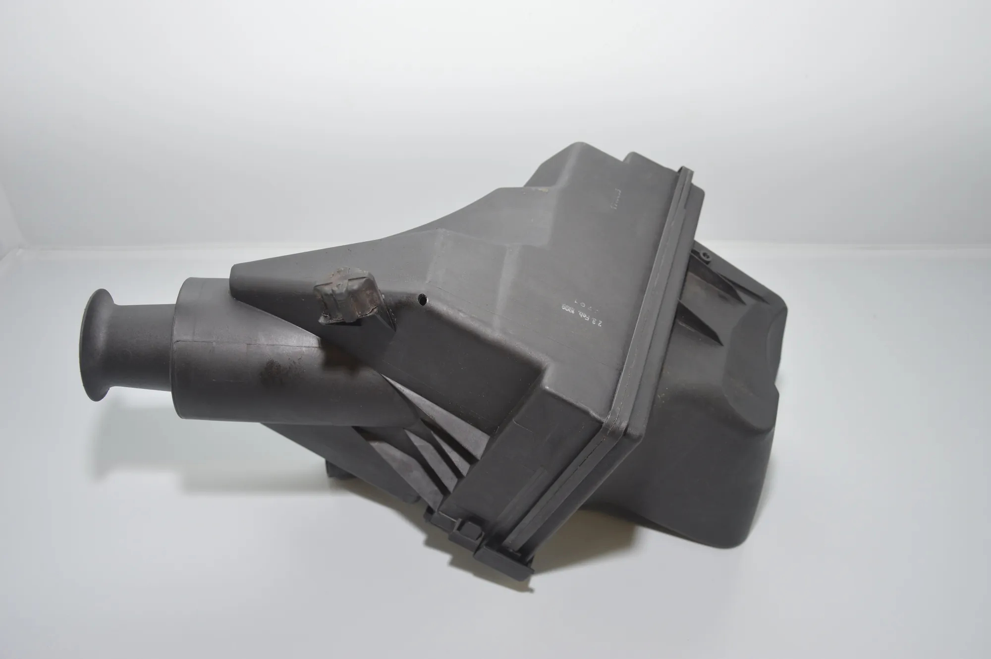 Air Filter Box – OEM 1716005 · BMW 7 (E38) BMW 7 (E38) 2001 – 4