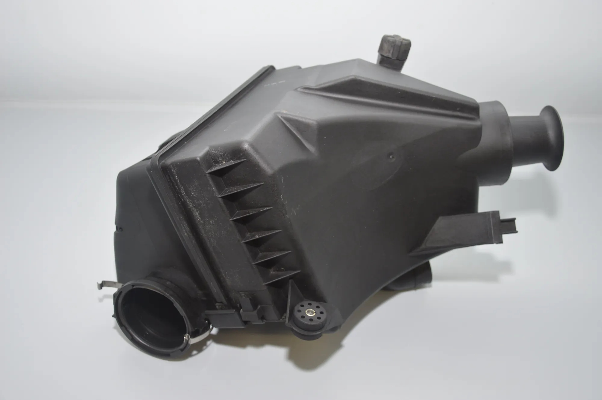 Air Filter Box – OEM 1716005 · BMW 7 (E38) BMW 7 (E38) 2001 – 2