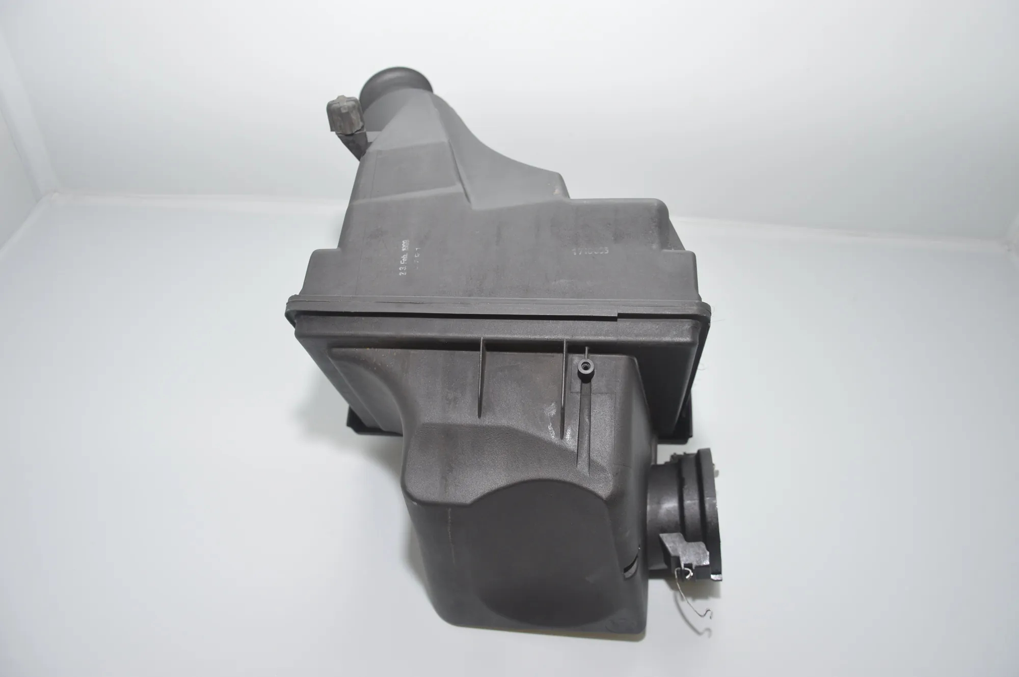 Air Filter Box – OEM 1716005 · BMW 7 (E38) BMW 7 (E38) 2001