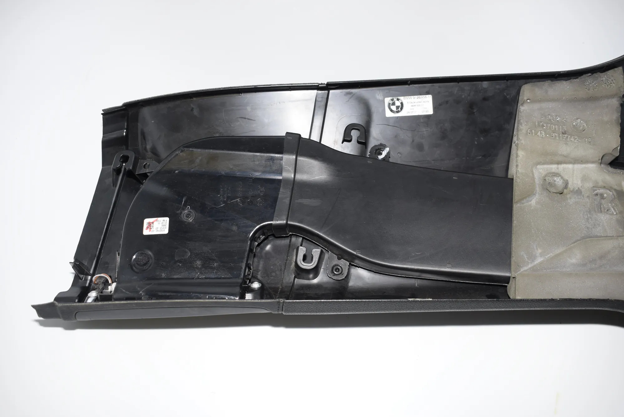 Right Side B Pillar Trim – OEM 9113794 · BMW 7 (F01, F02) BMW 7 (F01, F02) 2011
