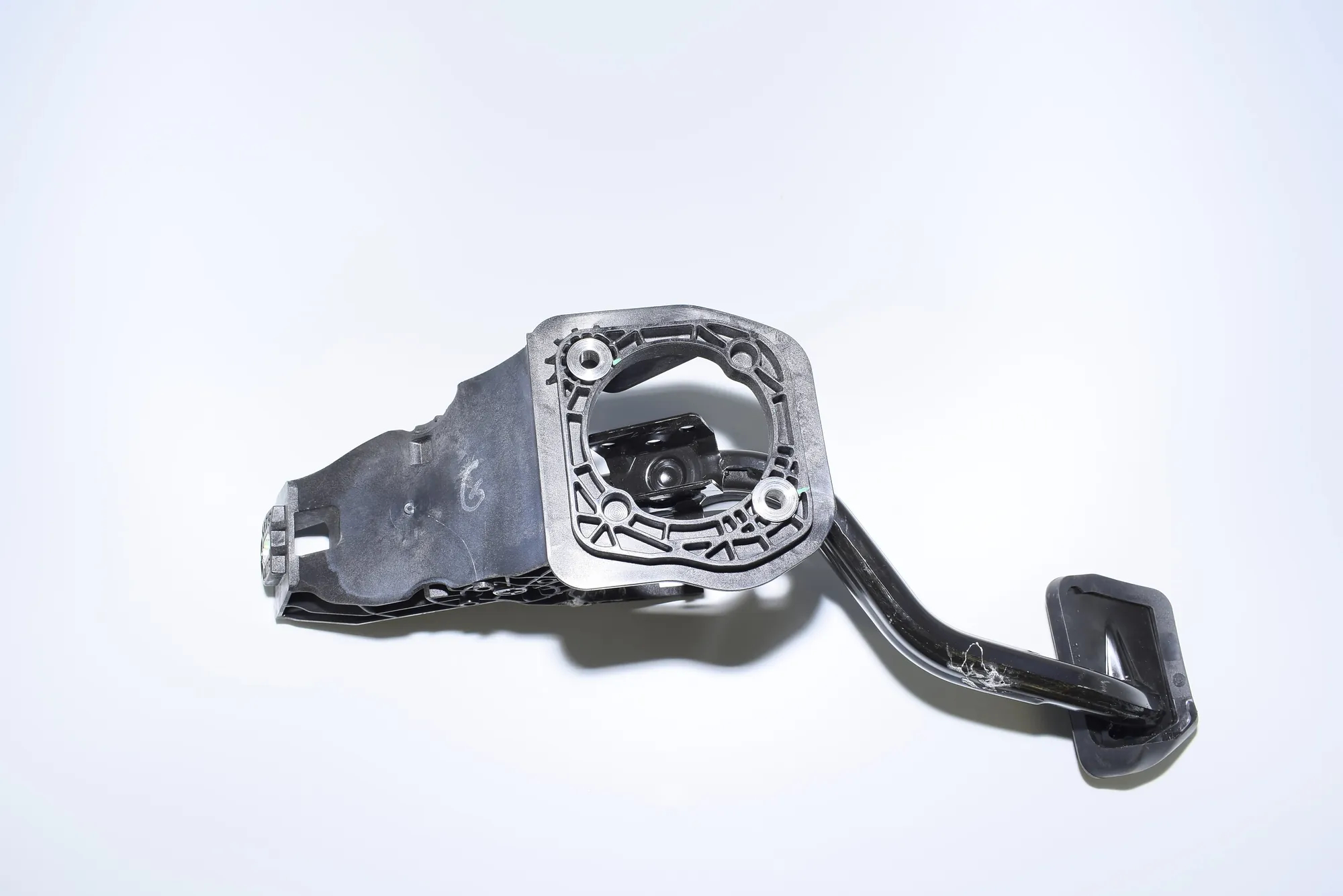 Brake Pedal – OEM 1160421 · BMW 7 (G11, G12) BMW 7 (G11, G12) 2016