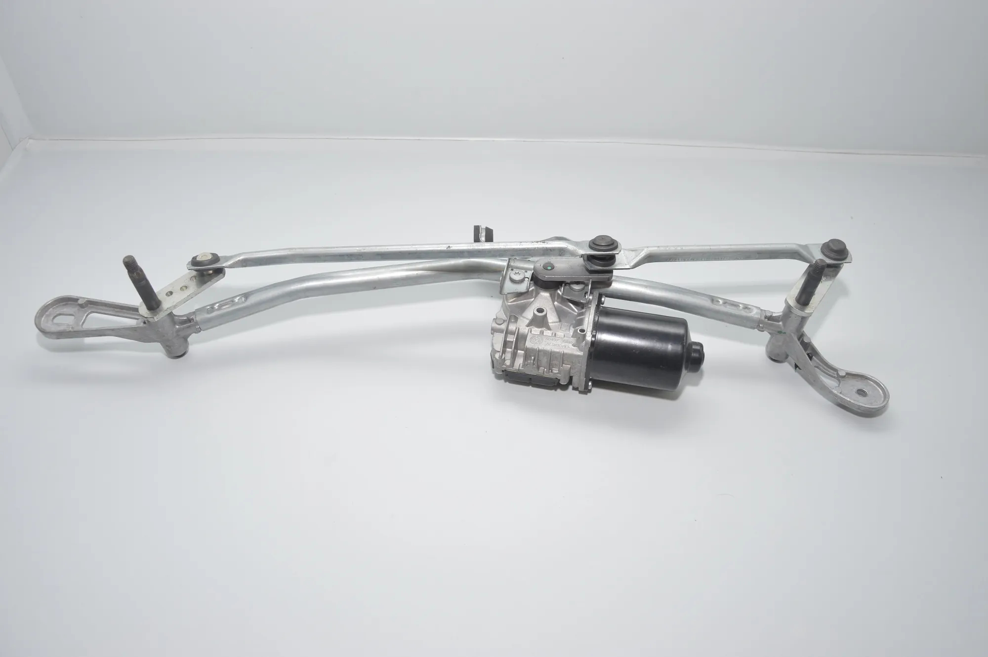 Front Windshield Wiper Mechanism – OEM NA · BMW 7 (G11, G12) BMW 7 (G11, G12) 2015