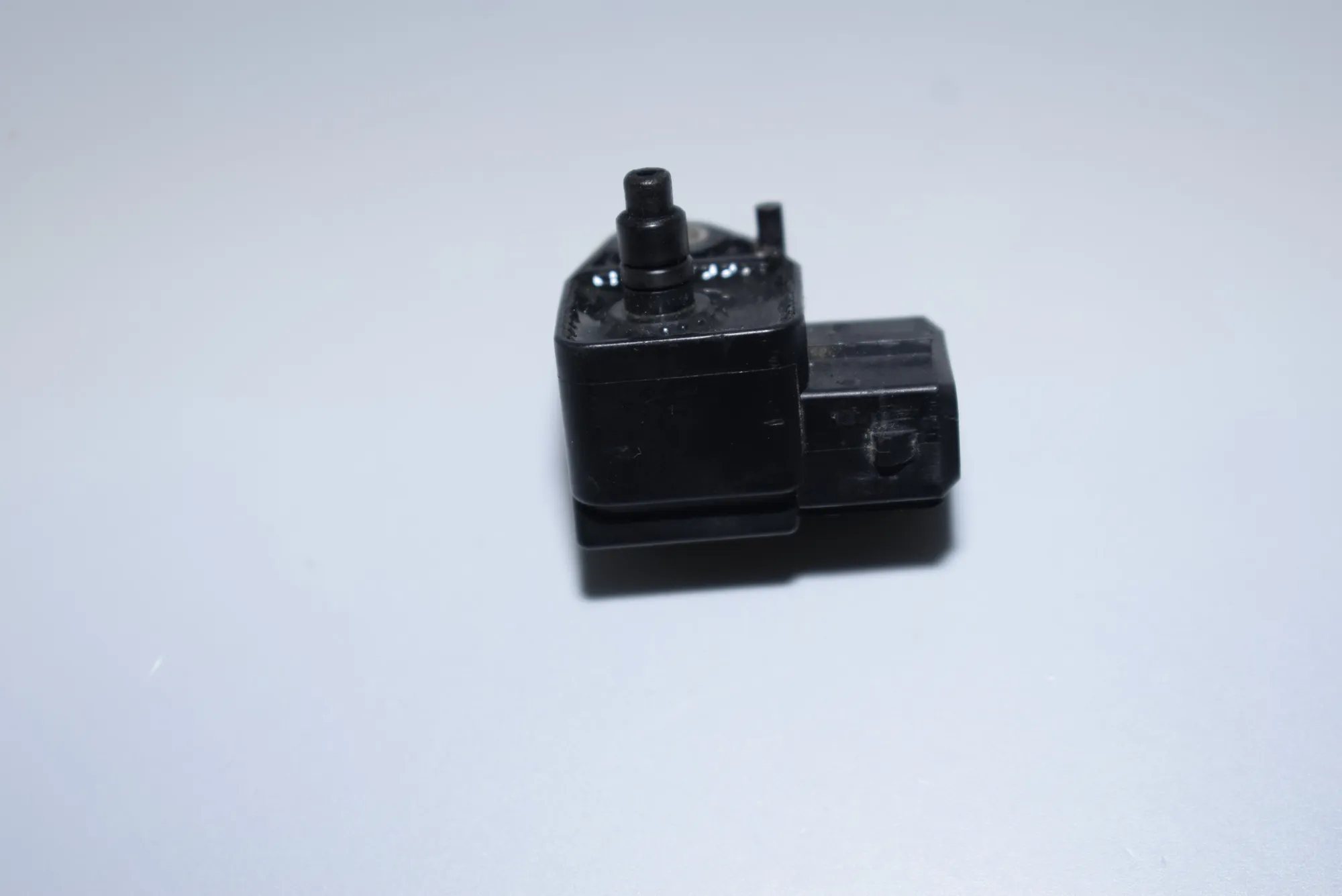 Intake Manifold Pressure Sensor – OEM 2246977 · BMW 7 (E38) BMW 7 (E38) 740 d 1999 – 2