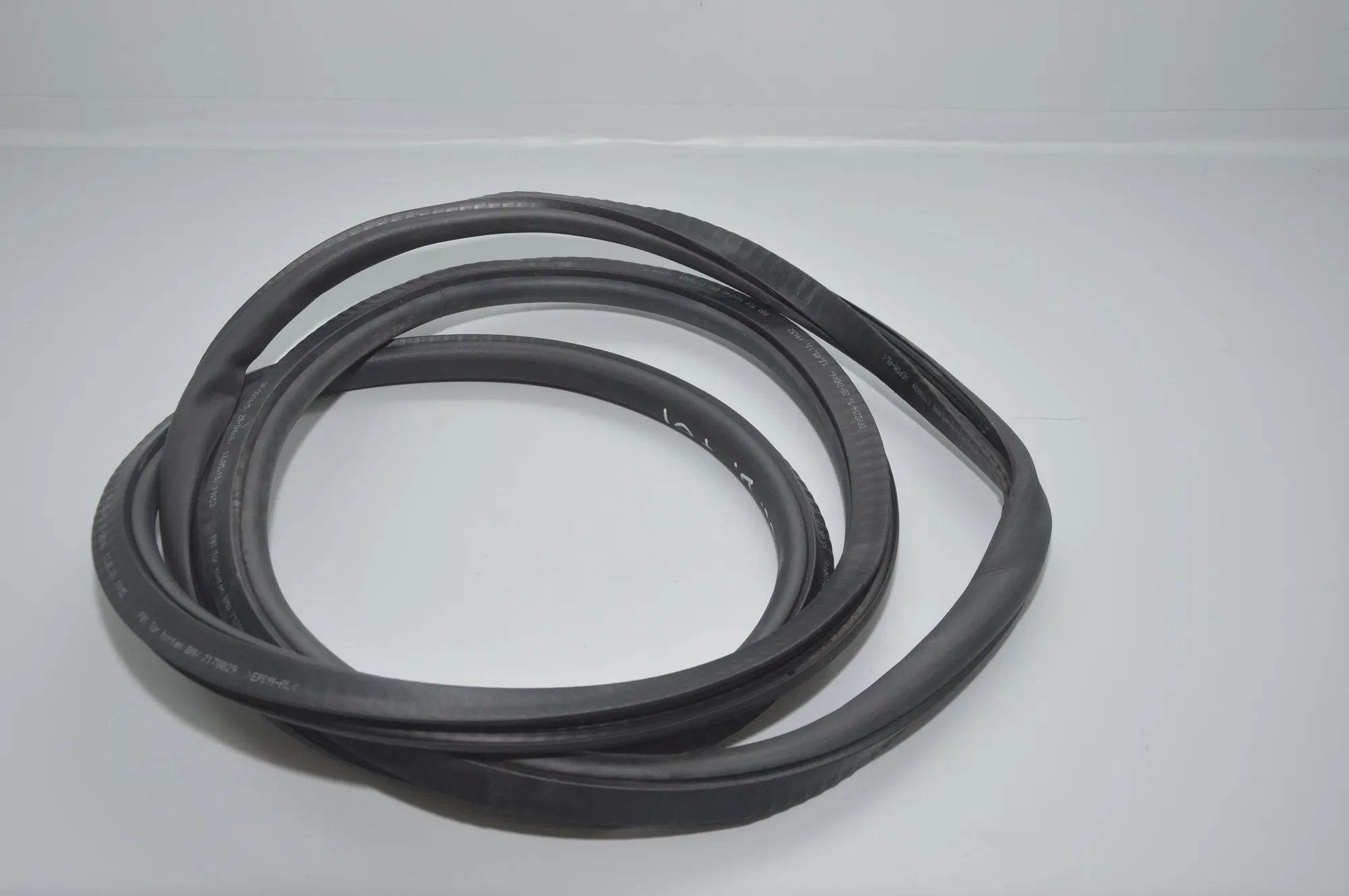 Rear Right Door Seal Rubber – OEM 7178029 · BMW 7 (F01, F02) 750 d xDrive 2013 – 2