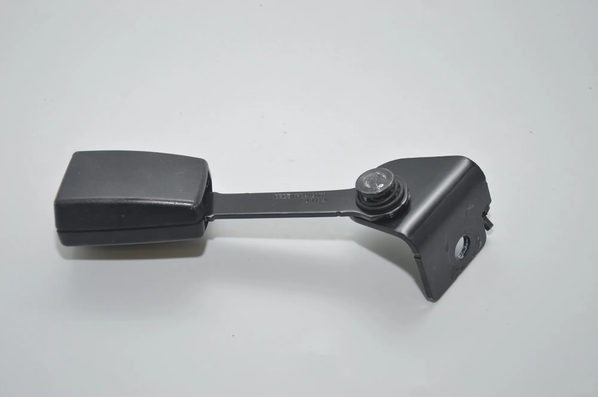 Rear Left Seat Buckle – OEM 7220858 · BMW 7 (F01, F02) 750 d xDrive 2013