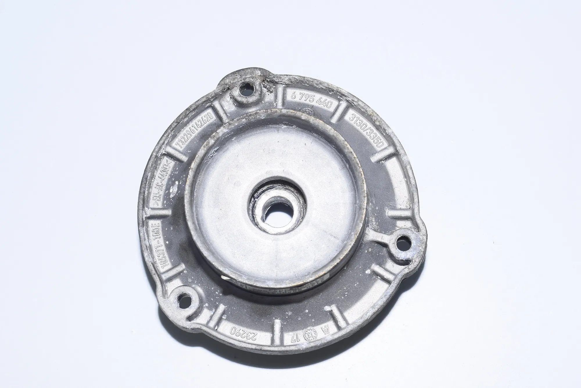 Front Right Shock Absorber Bracket – OEM 6850031 · BMW 7 (F01, F02) 750 d xDrive 2013 – 3