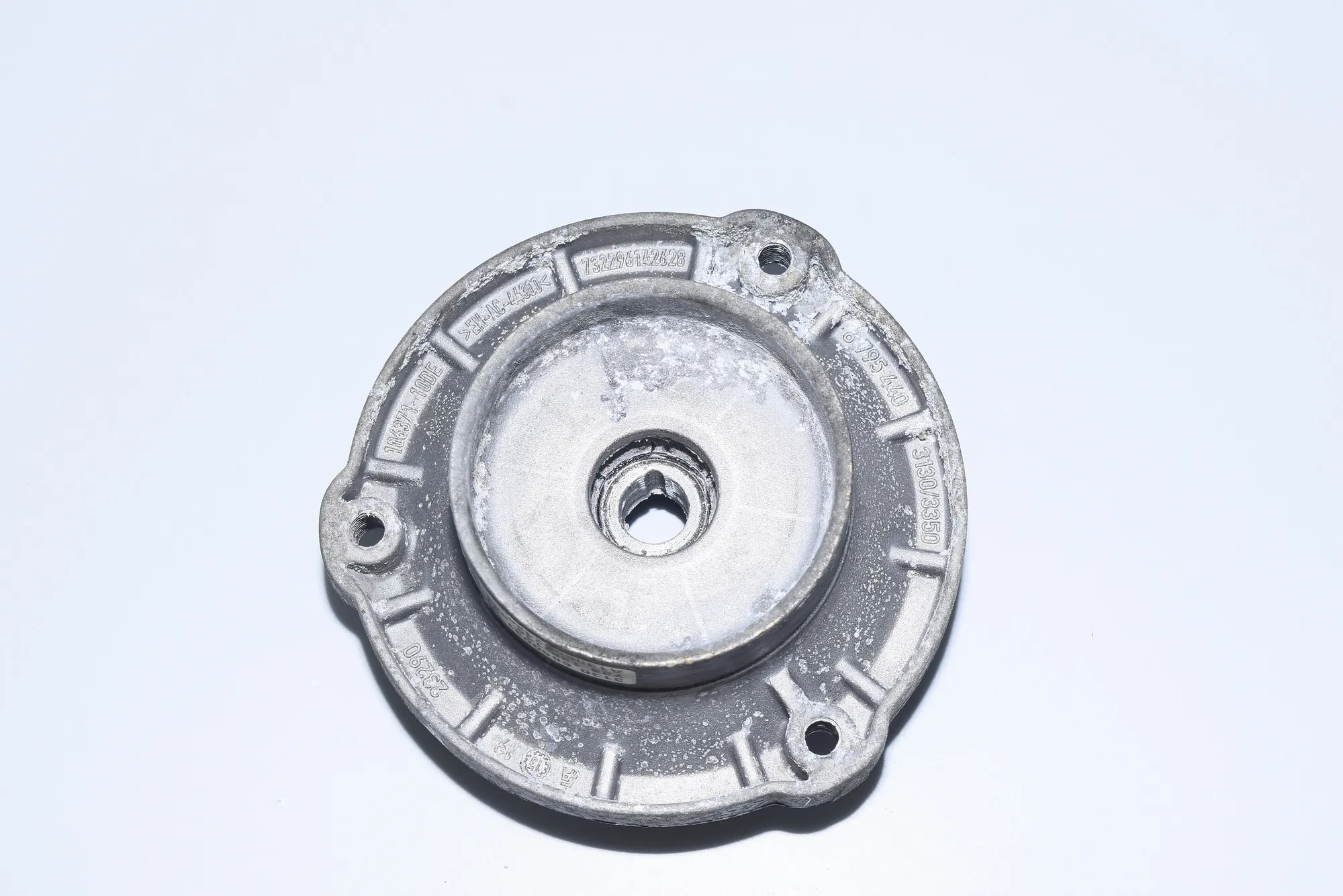 Front Left Shock Absorber Bracket – OEM 6850031 · BMW 7 (F01, F02) 750 d xDrive 2013 – 3