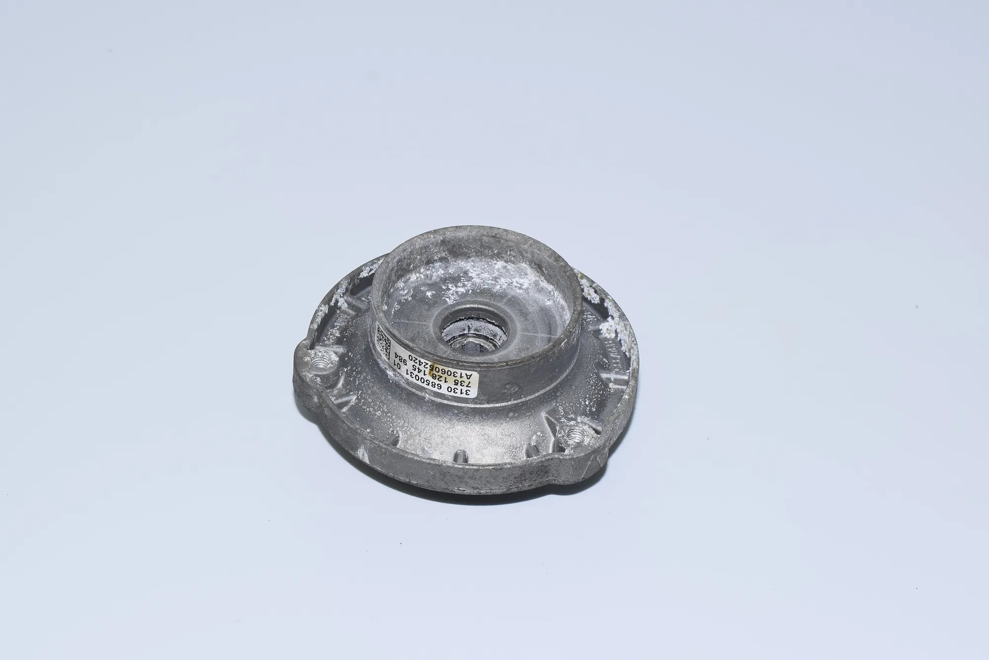 Front Left Shock Absorber Bracket – OEM 6850031 · BMW 7 (F01, F02) 750 d xDrive 2013 – 4