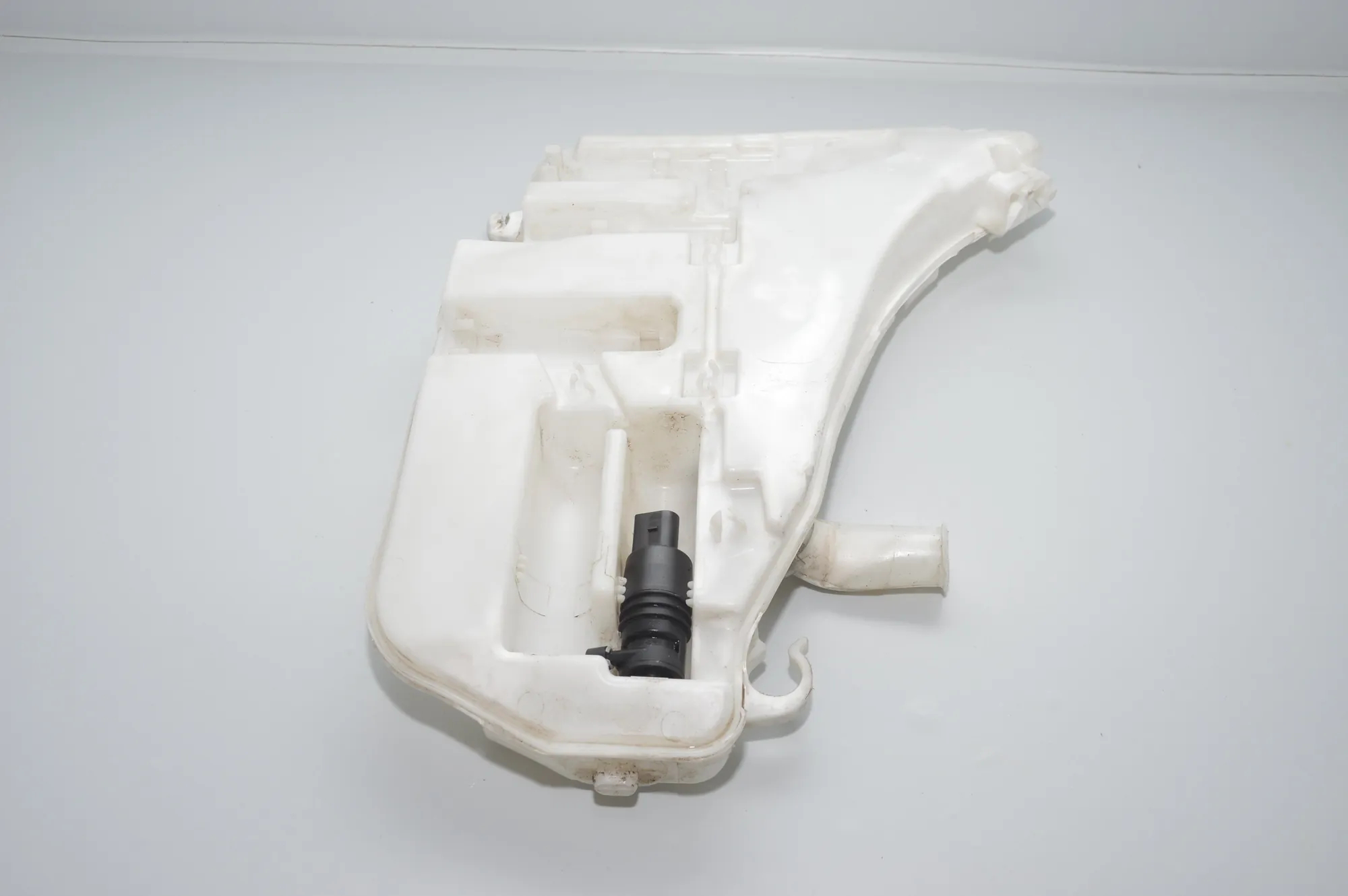 Window Washer Tank – OEM 7269663 · BMW 7 (F01, F02) 750 d xDrive 2013 – 3