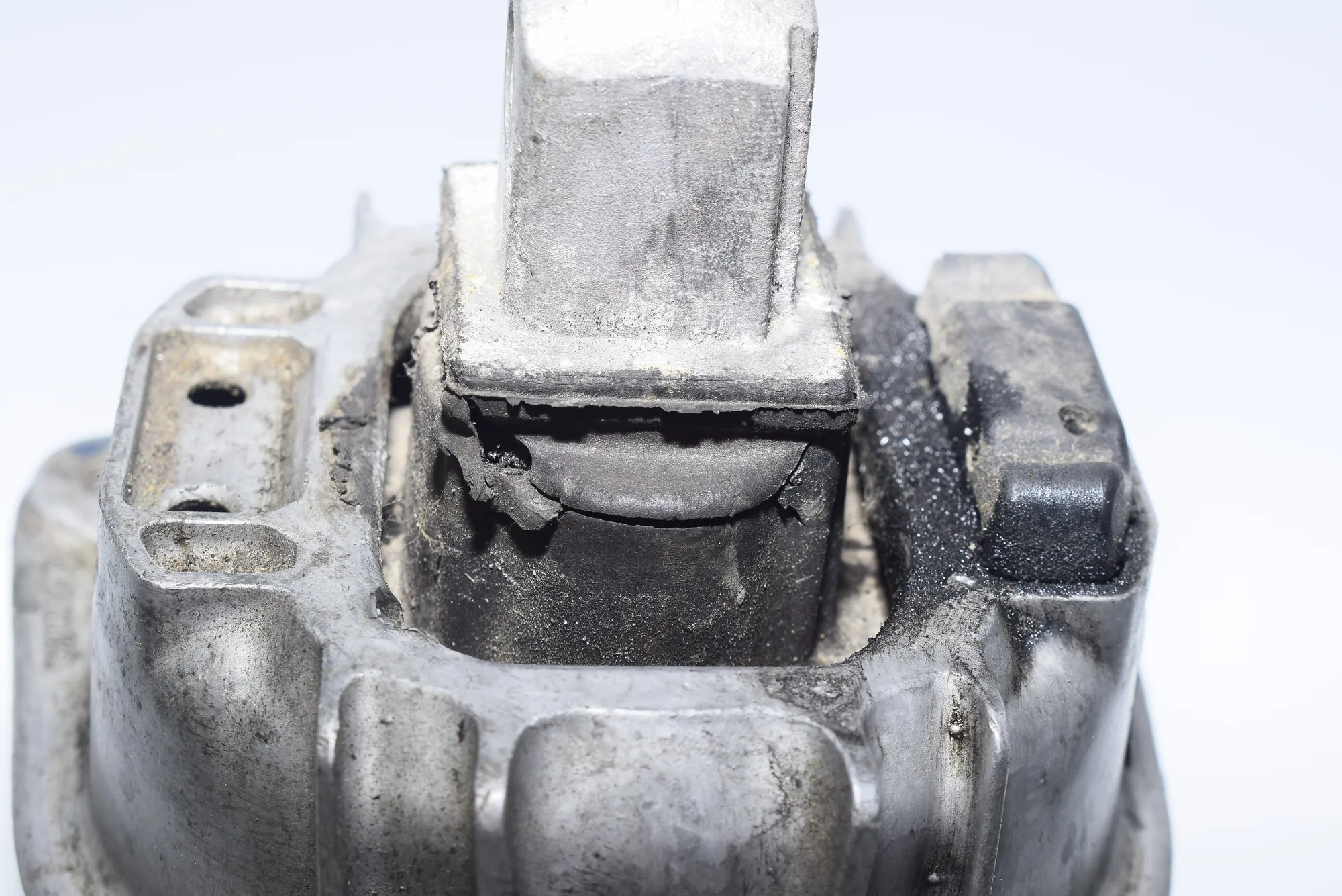 Left Side Engine Mount – OEM 6860233 · BMW 7 (F01, F02) 750 d xDrive 2013 – 3
