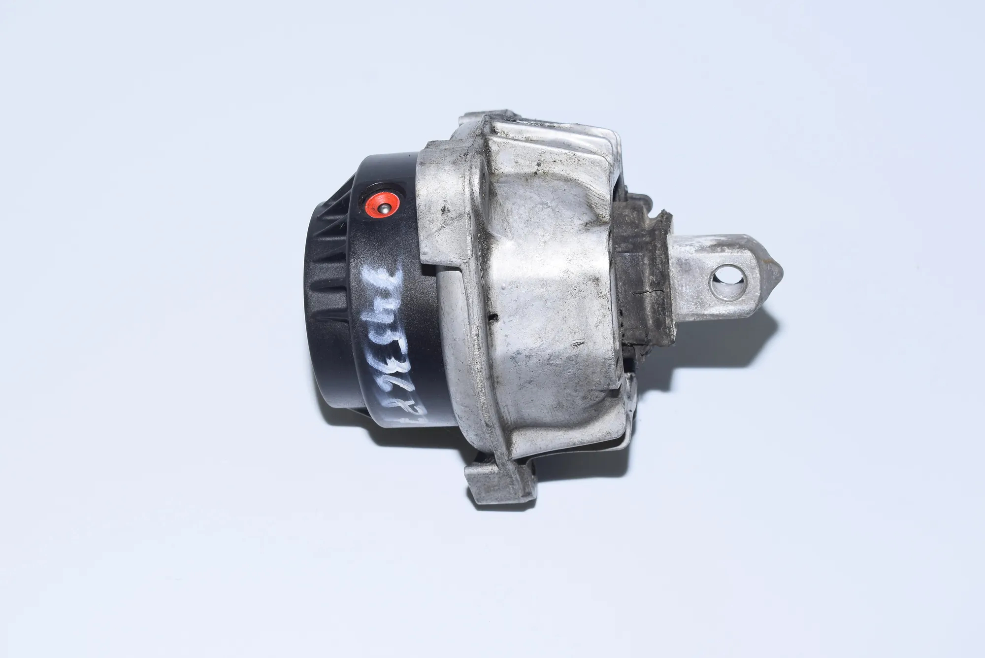 Left Side Engine Mount – OEM 6860233 · BMW 7 (F01, F02) 750 d xDrive 2013 – 6