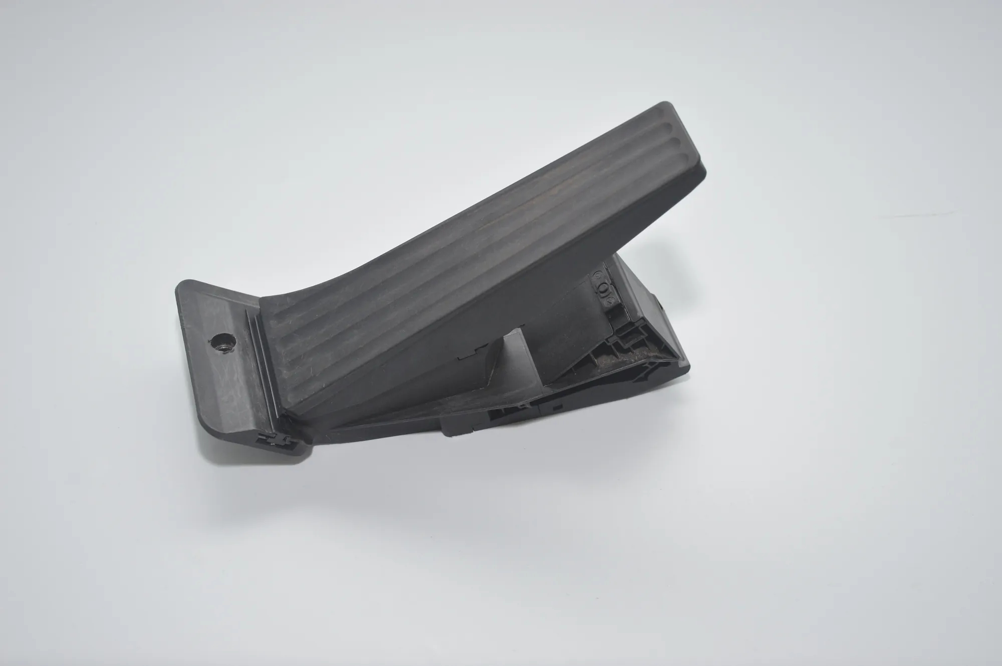 Throttle Pedal – OEM 6789998 · BMW 7 (F01, F02) 730 d 2010 – 3
