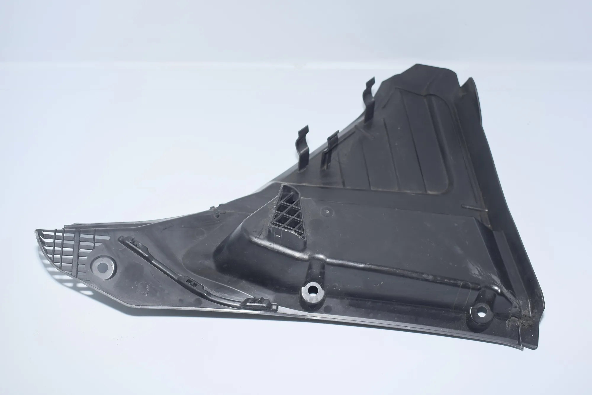 Front Wiper Cowl Trim – OEM 6987602 · BMW 7 (F01, F02) 730 d 2010 – 2