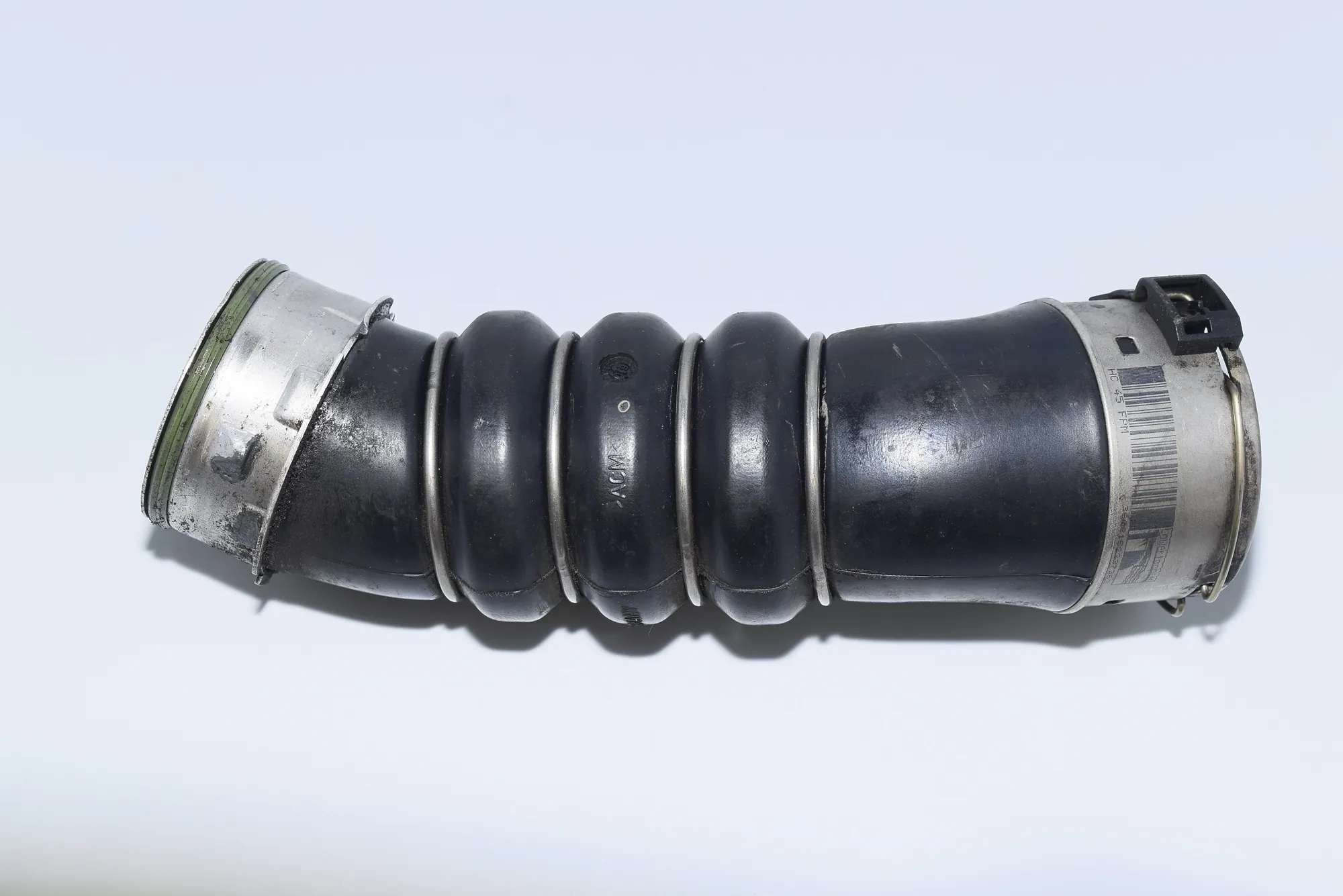 Right Side Intercooler Hose – OEM 7797480 · BMW 1 (E81) 118 d 2009 – 2