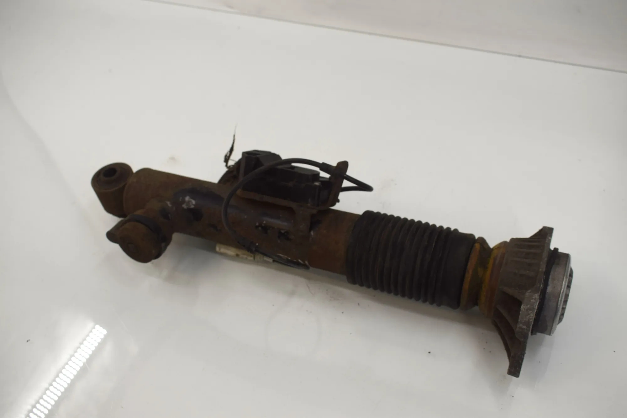 Rear Left Shock Absorber – OEM 6796985 · BMW 5 Touring (F11) 530 d xDrive 2011 – 6