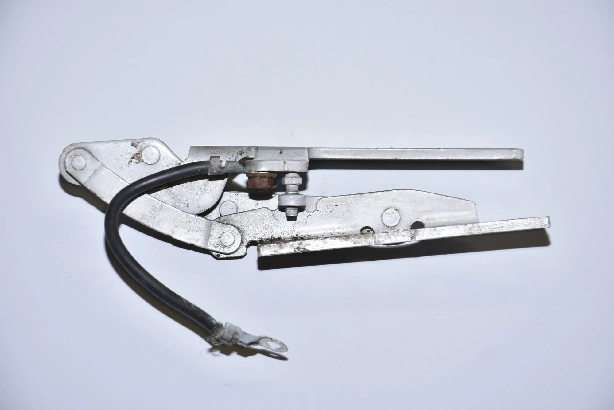 Front Right Bonnet Hinge – OEM 8240334 · BMW 7 (E65, E66, E67) 745 i, Li 2002 – 2