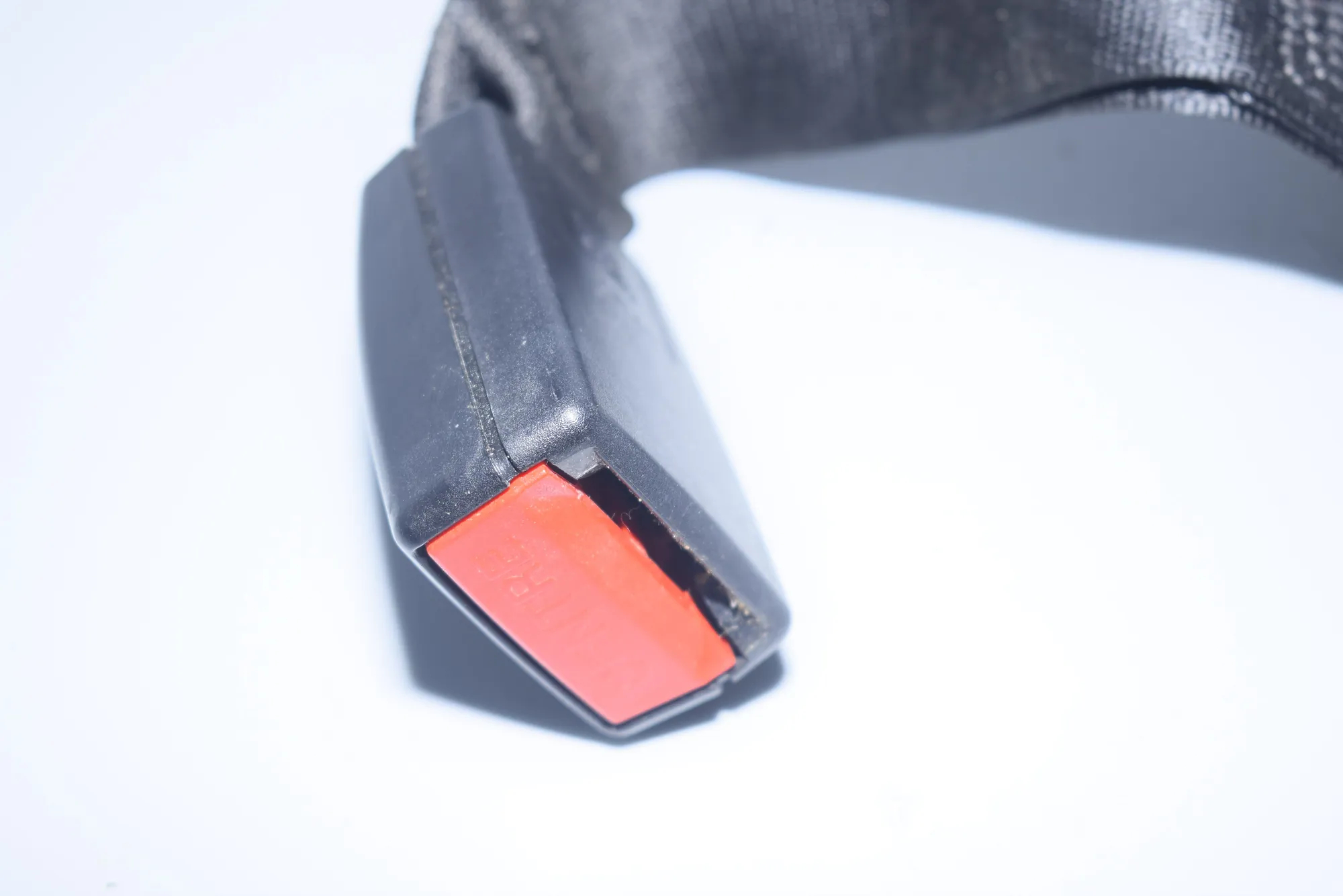 Rear Middle Seat Buckle – OEM 7018249 · BMW 7 (E65, E66, E67) 745 i, Li 2002 – 6