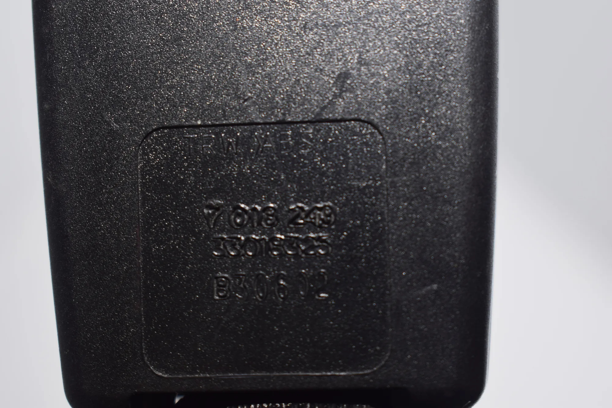 Rear Middle Seat Buckle – OEM 7018249 · BMW 7 (E65, E66, E67) 745 i, Li 2002