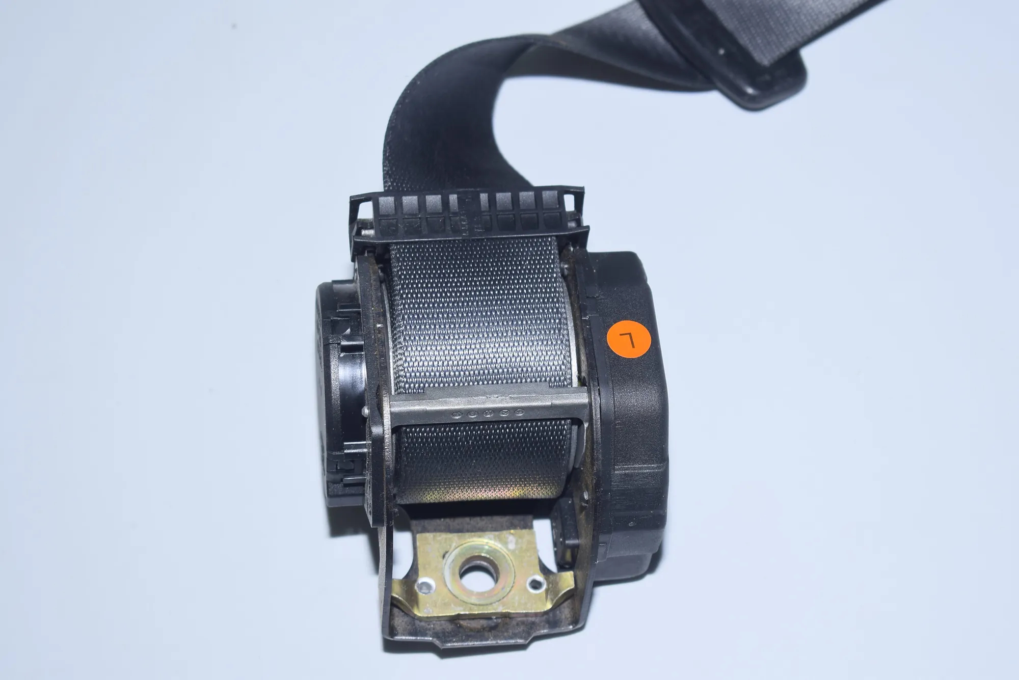 Rear Left Seatbelt – OEM 7037833 · BMW 7 (E65, E66, E67) 745 i, Li 2002 – 4