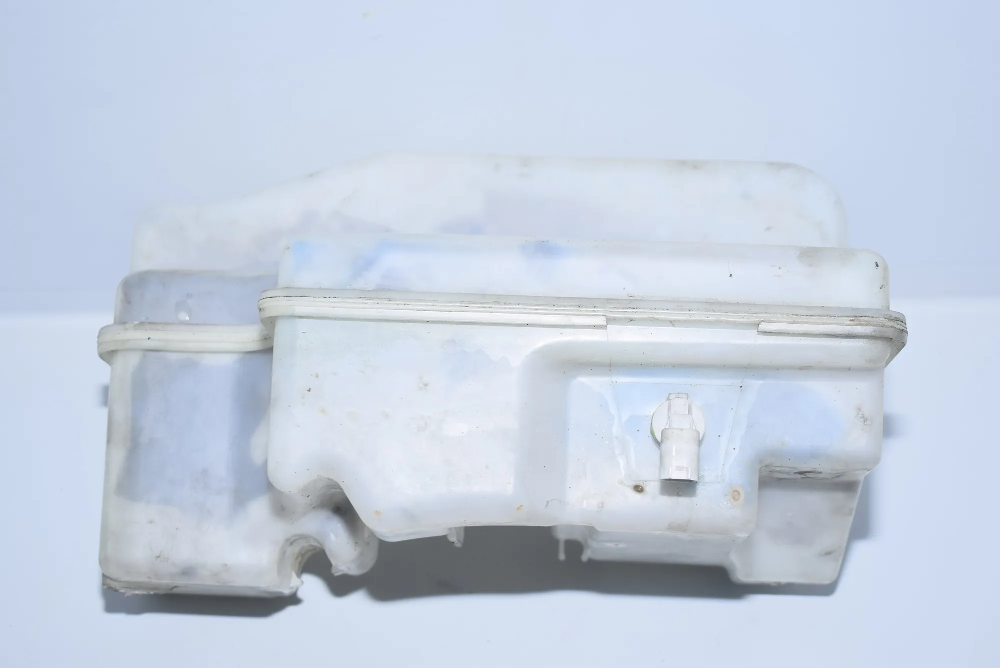 Window Washer Tank – OEM 7009124 · BMW 7 (E65, E66, E67) 745 i, Li 2002 – 3