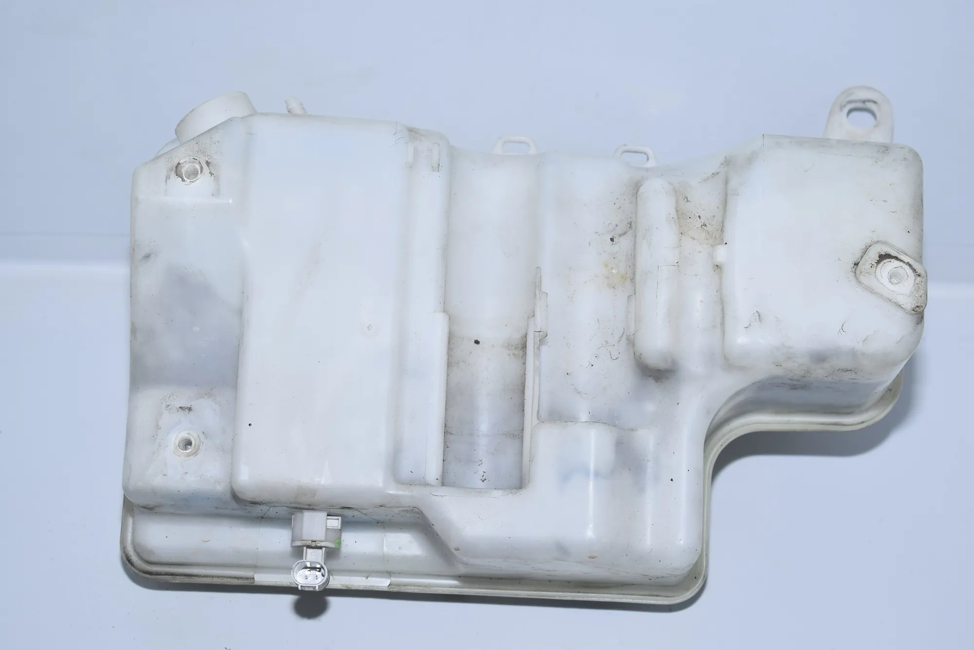 Window Washer Tank – OEM 7009124 · BMW 7 (E65, E66, E67) 745 i, Li 2002 – 5