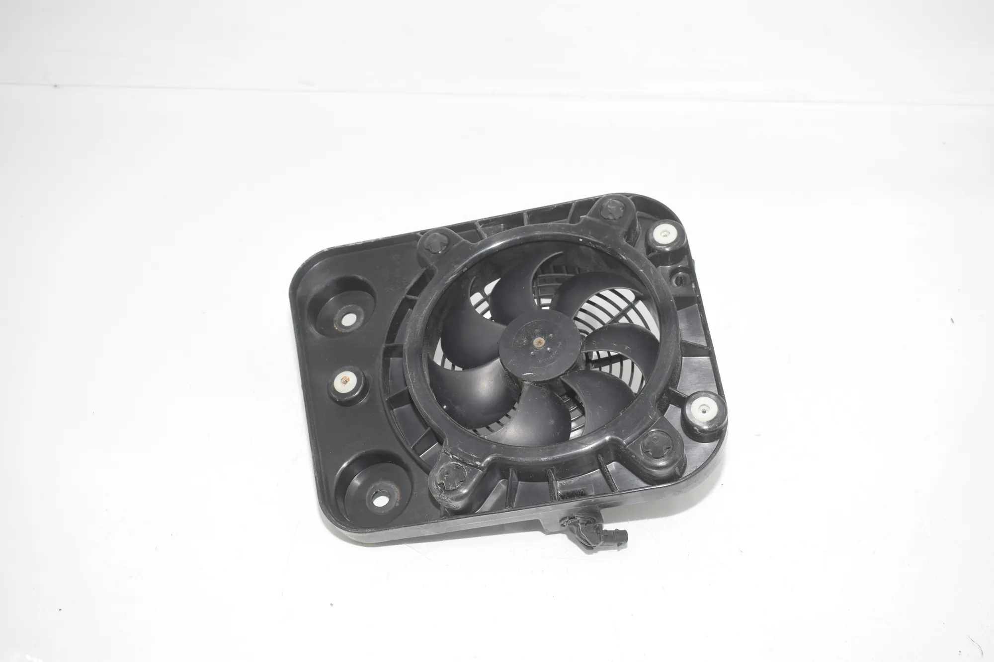 Engine Cooling Fan – OEM 8608033 · BMW i3 (I01) Hybrid 2014 – 2