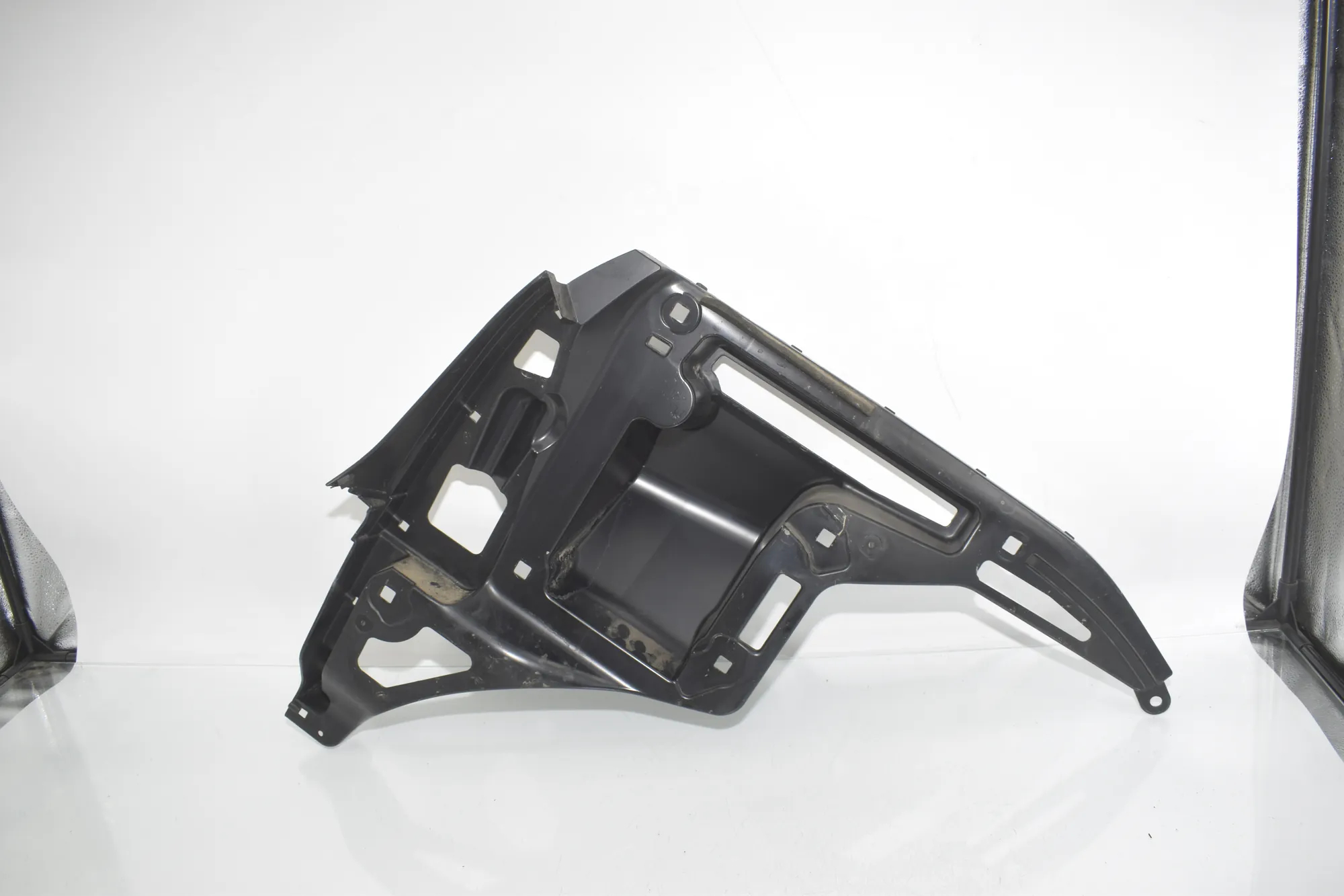 Rear Right Bumper Bracket – OEM 7296753 · BMW i3 (I01) Hybrid 2014 – 2